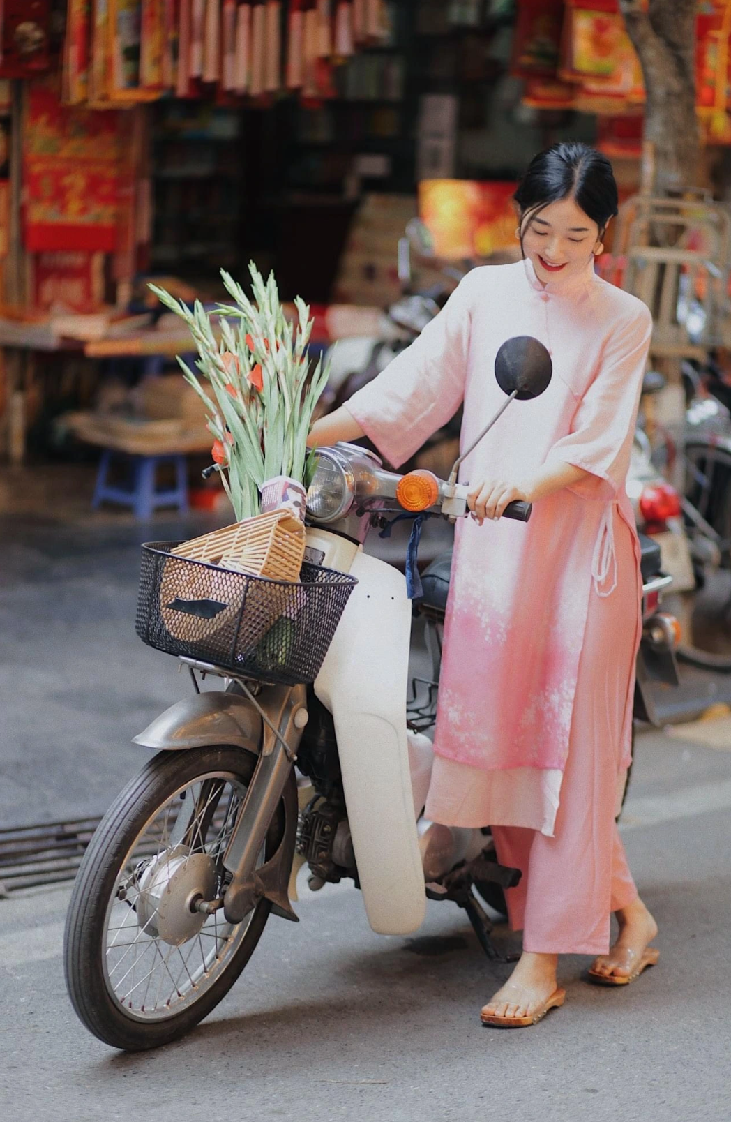 Lặng lẽ đi cùng thời gian, guốc mộc mang trong mình vẻ đẹp mộc mạc nhưng đầy cuốn hút. Không chỉ các bà, các mẹ yêu thích, ngày nay gen Z cũng tích cực “lăng xê” item này khi phối cùng áo dài Tết.