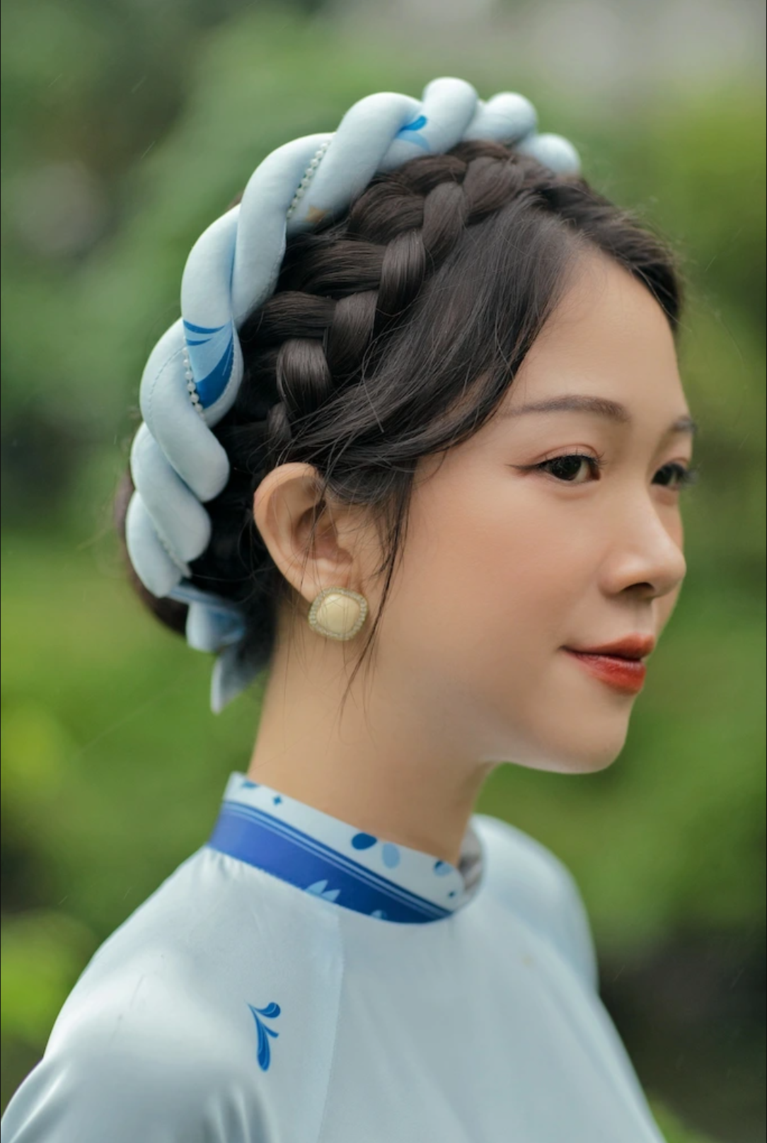 Bên cạnh tà áo dài thướt tha, một kiểu tóc được tô điểm khéo léo sẽ nâng tầm diện mạo rõ rệt. Bờm tóc và mấn đội đầu chính là hai lựa chọn “sáng giá” giúp bạn tạo dấu ấn riêng.