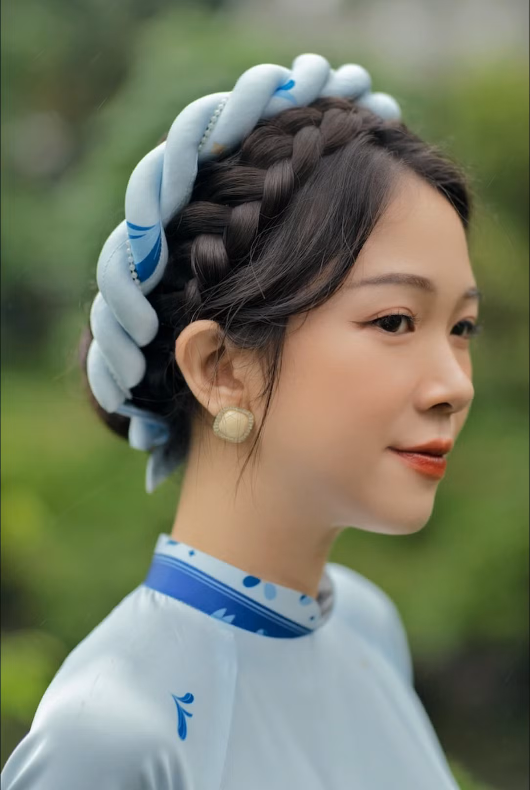 Bên cạnh tà áo dài thướt tha, một kiểu tóc được tô điểm khéo léo sẽ nâng tầm diện mạo rõ rệt. Bờm tóc và mấn đội đầu chính là hai lựa chọn “sáng giá” giúp bạn tạo dấu ấn riêng.