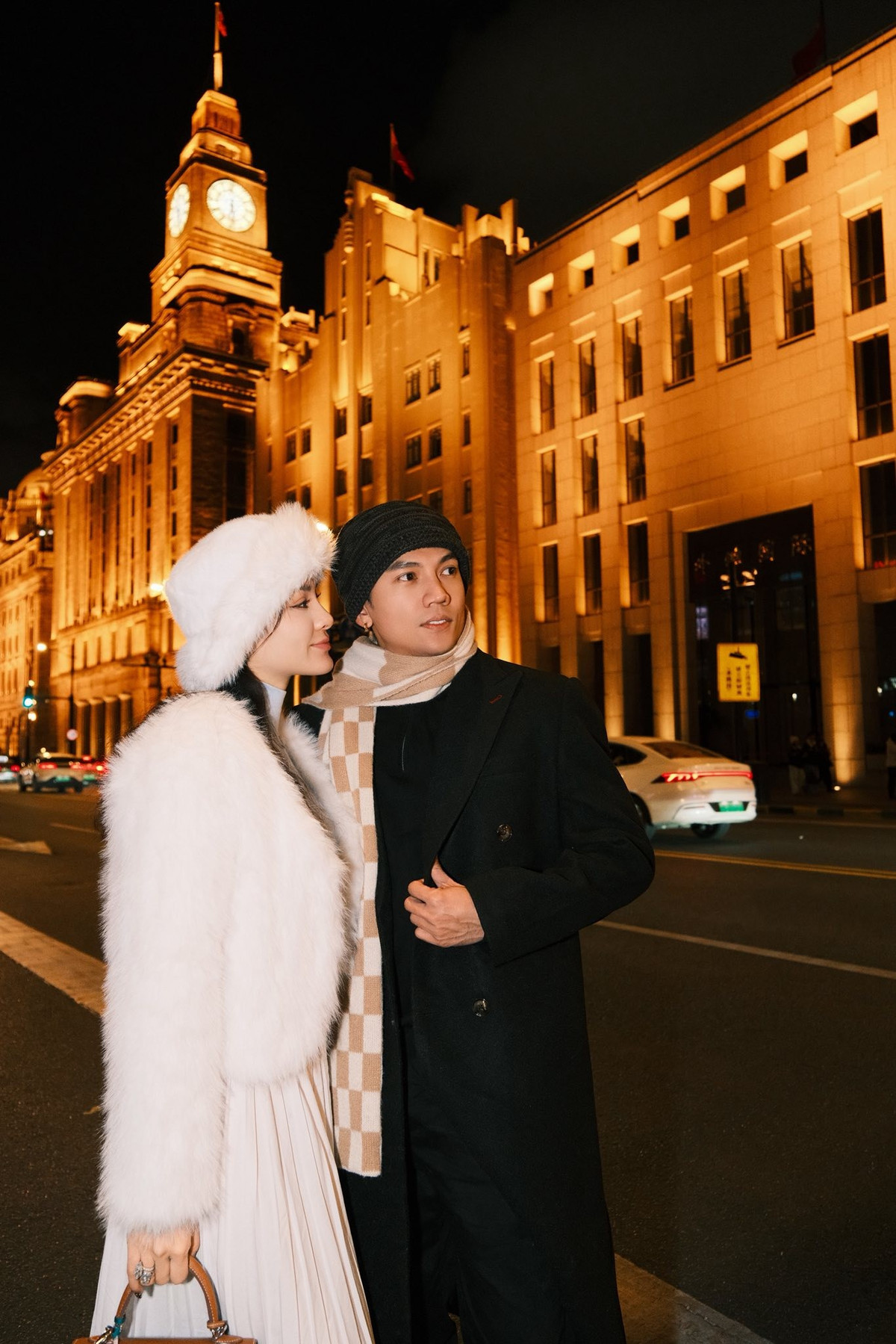 Ca sĩ Phương Trinh Jolie quấn quýt ông xã Lý Bình ở Thượng Hải, Trung Quốc. Ảnh: FB Phương Trinh Jolie