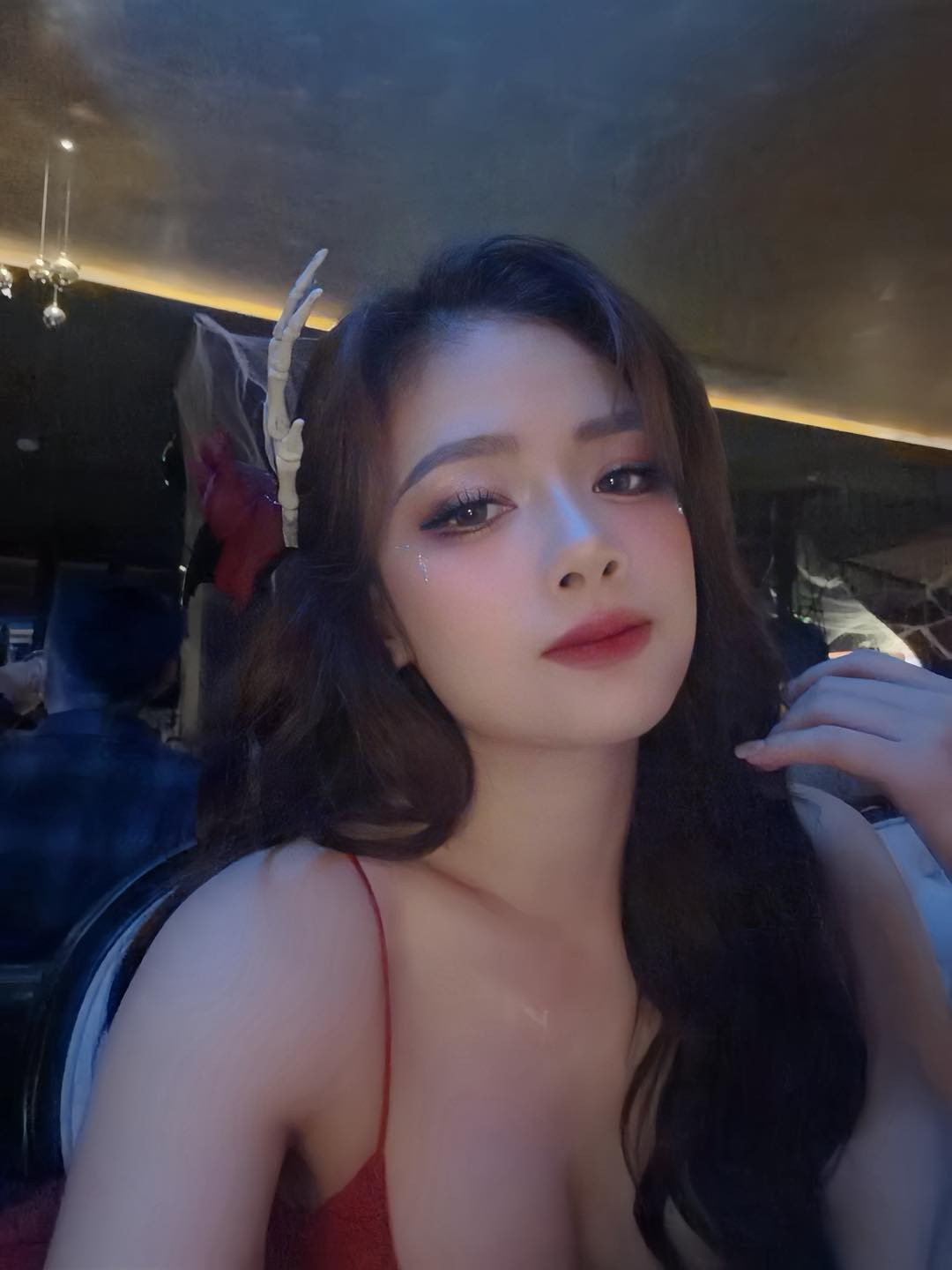 Phong cách gợi cảm của Dương Hoàng Yến nhận được nhiều lời khen từ người hâm mộ.