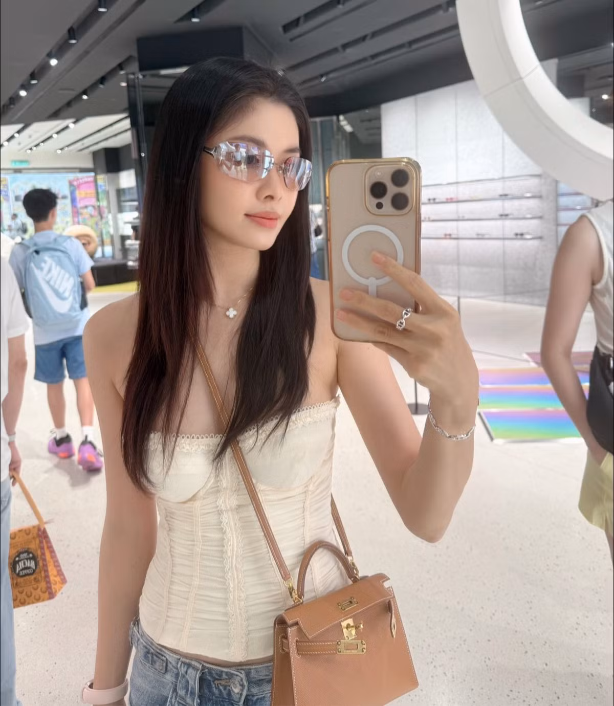 Bí quyết của người đẹp là kiểm soát cân nặng từ giai đoạn có bầu, áp dụng chế độ ăn đa dạng.