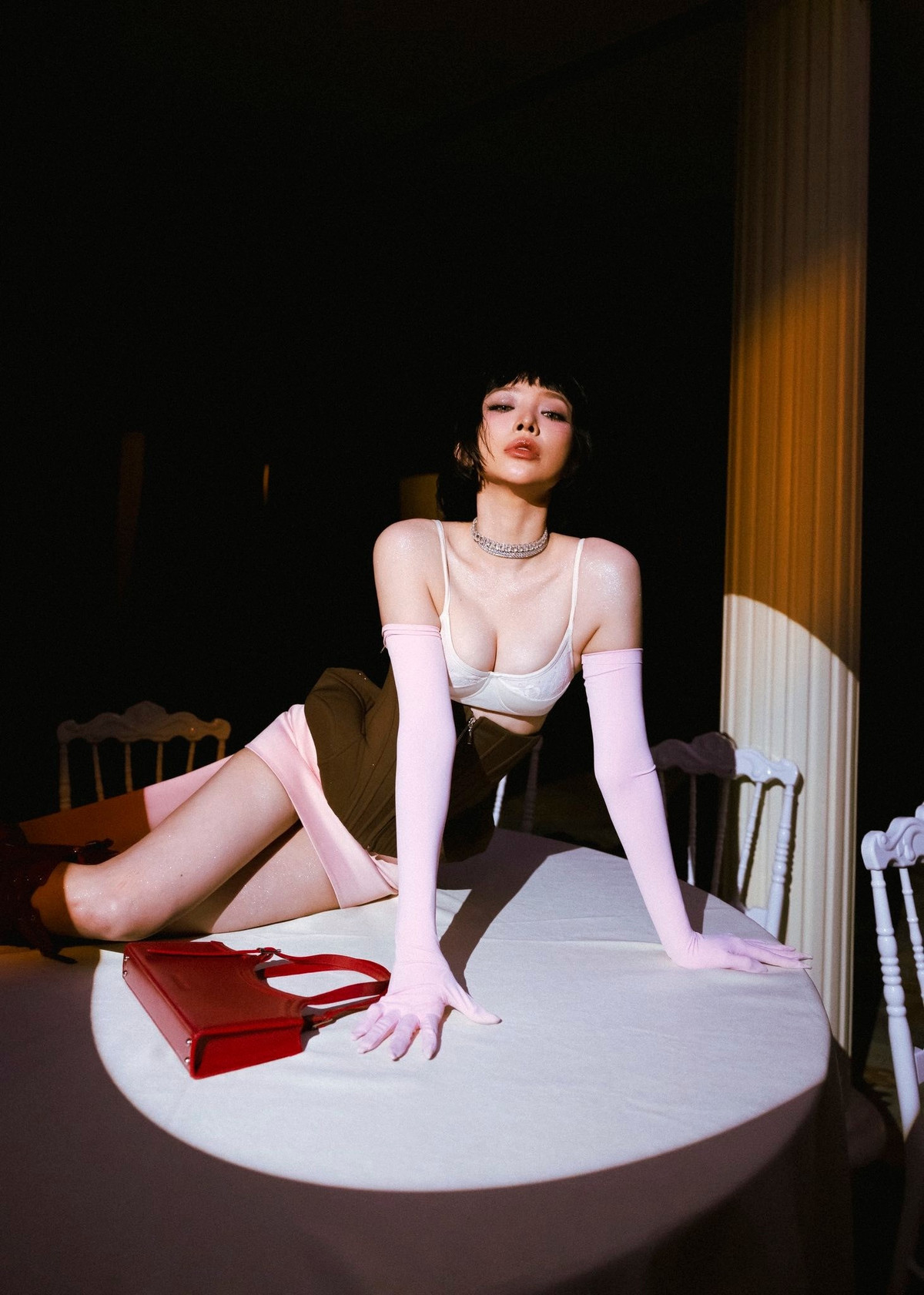 Ca sĩ Tóc Tiên khoe vẻ gợi cảm ở hậu trường một buổi trao giải tại TP HCM. Ảnh: FB Nguyễn Khoa Tóc Tiên