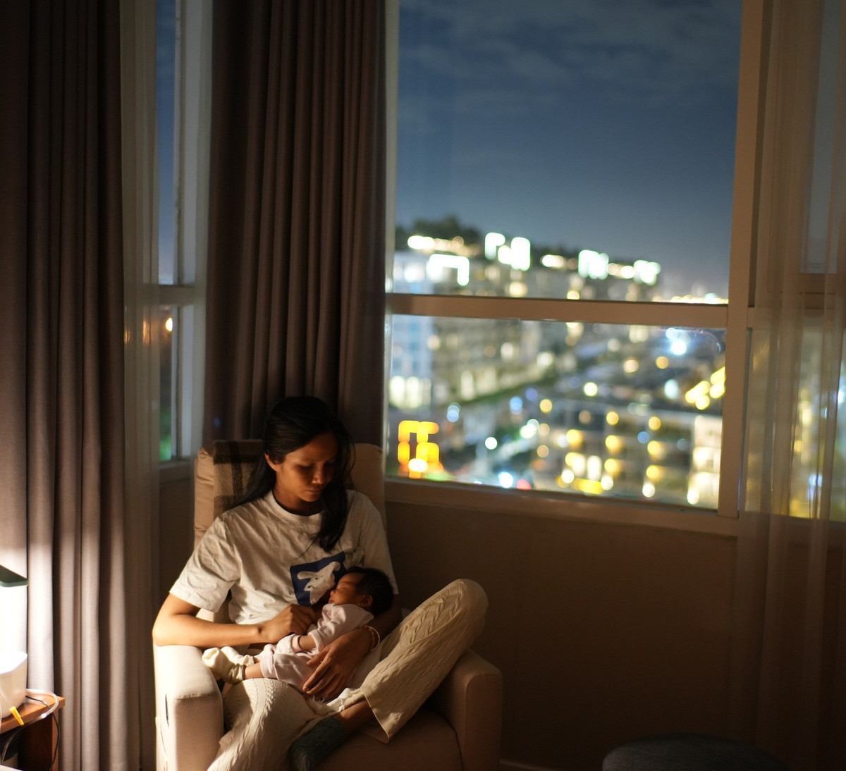 H'Hen Niê tiết lộ khoảnh khắc bình yên khi ru con ngủ buổi tối. Ảnh: FB H'Hen Niê