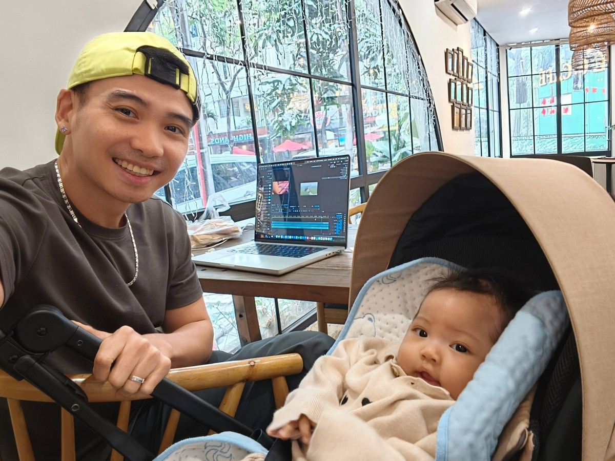 Nhiếp ảnh gia Tuấn Khôi - ông xã hoa hậu H'Hen Niê - đưa con đi cà phê. Ảnh: FB Tuấn Khôi