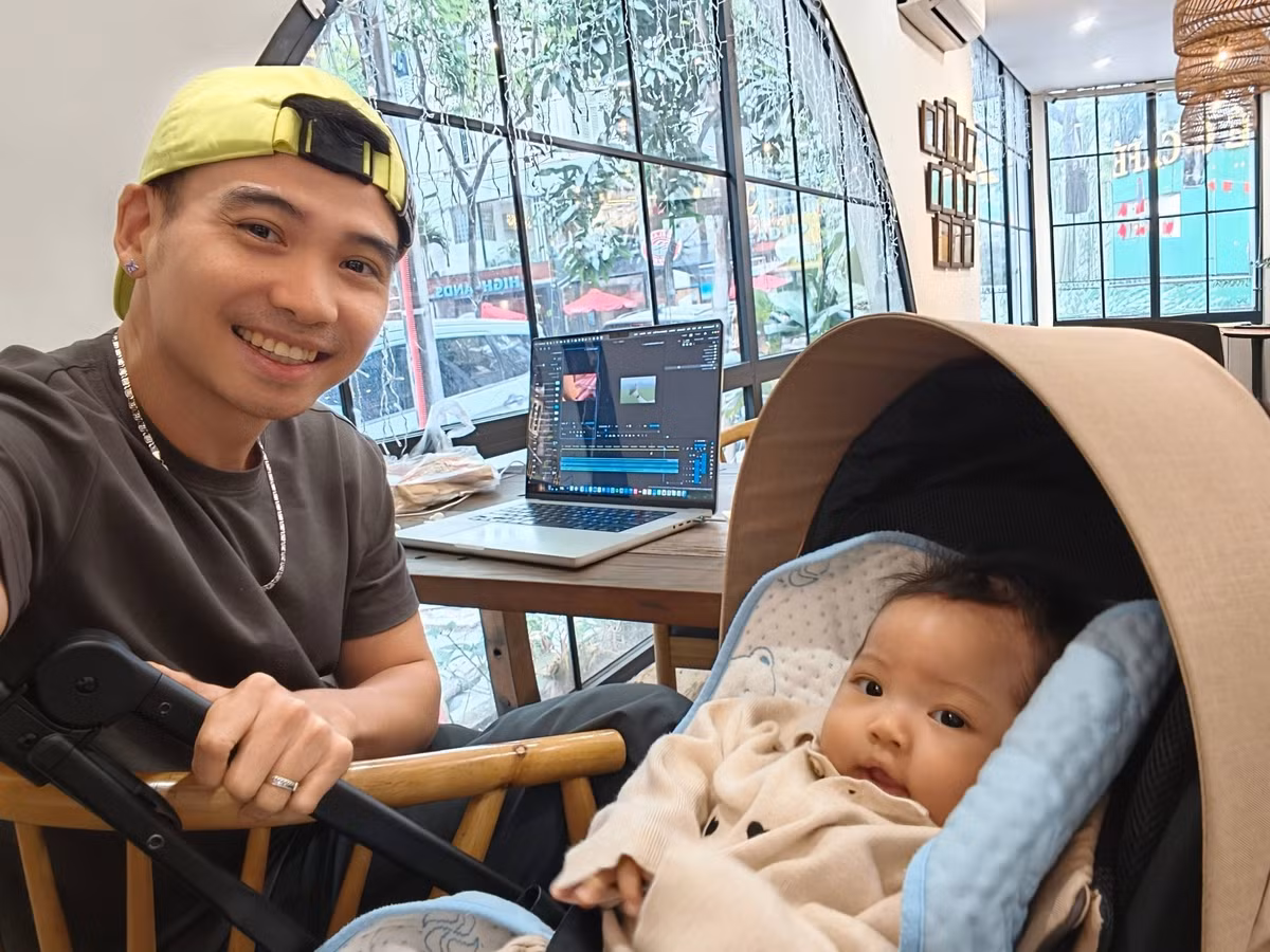 Nhiếp ảnh gia Tuấn Khôi - ông xã hoa hậu H'Hen Niê - đưa con đi cà phê. Ảnh: FB Tuấn Khôi