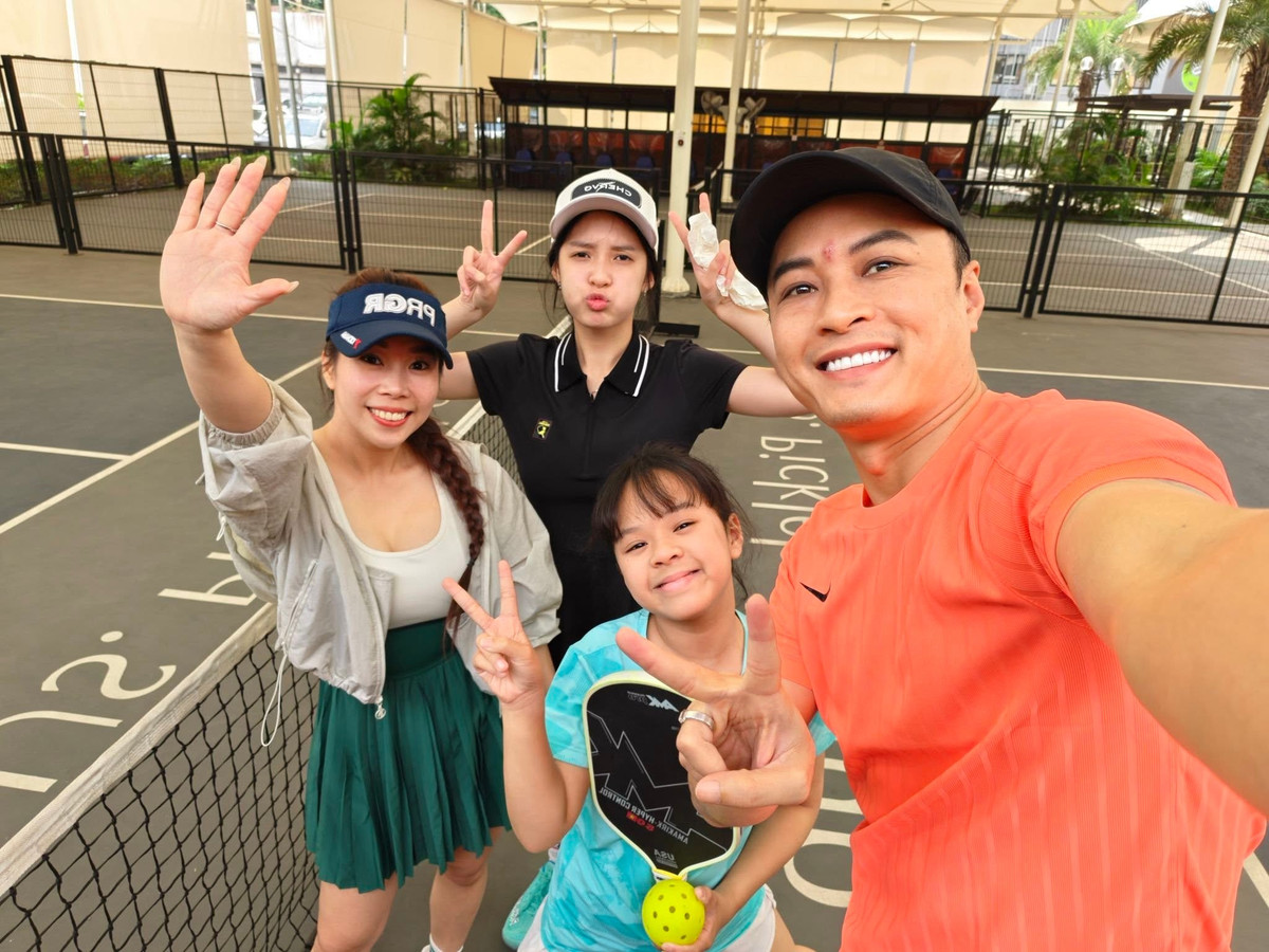 Bà xã nam diễn viên là người ngoài ngành giải trí, chọn cuộc sống kín tiếng nhưng luôn sát cánh phía sau chồng trong mọi chặng đường.