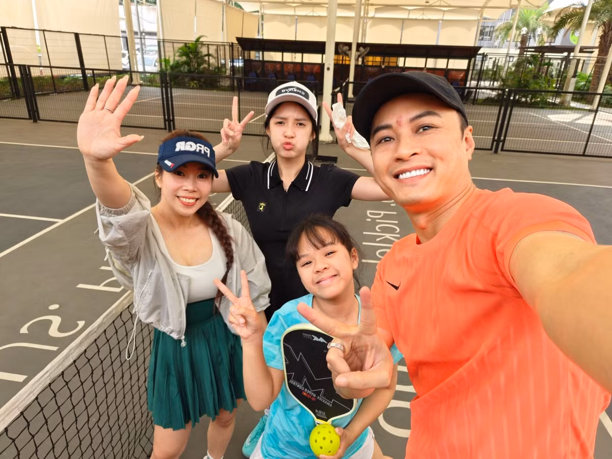 Bà xã nam diễn viên là người ngoài ngành giải trí, chọn cuộc sống kín tiếng nhưng luôn sát cánh phía sau chồng trong mọi chặng đường.