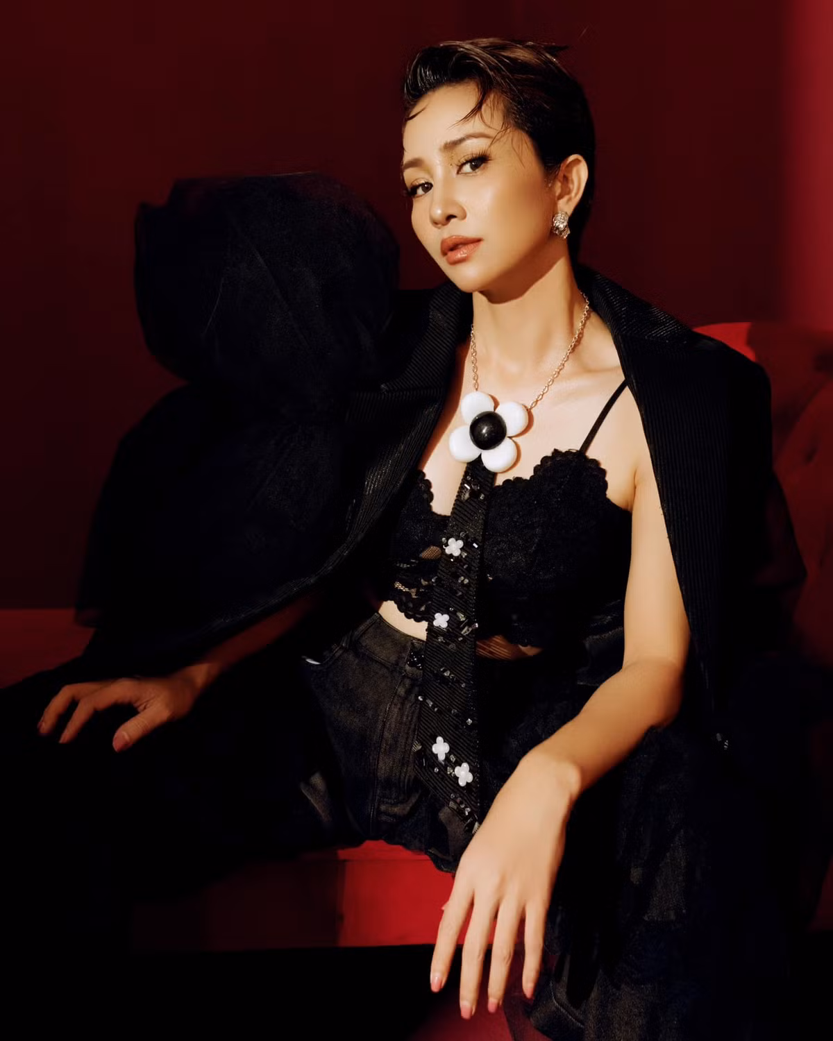 Nhiều khán giả bày tỏ sự bất ngờ khi thấy Nguyễn Thúy Hiền vẫn giữ được nhan sắc rực rỡ dù đã bước sang độ tuổi U50.