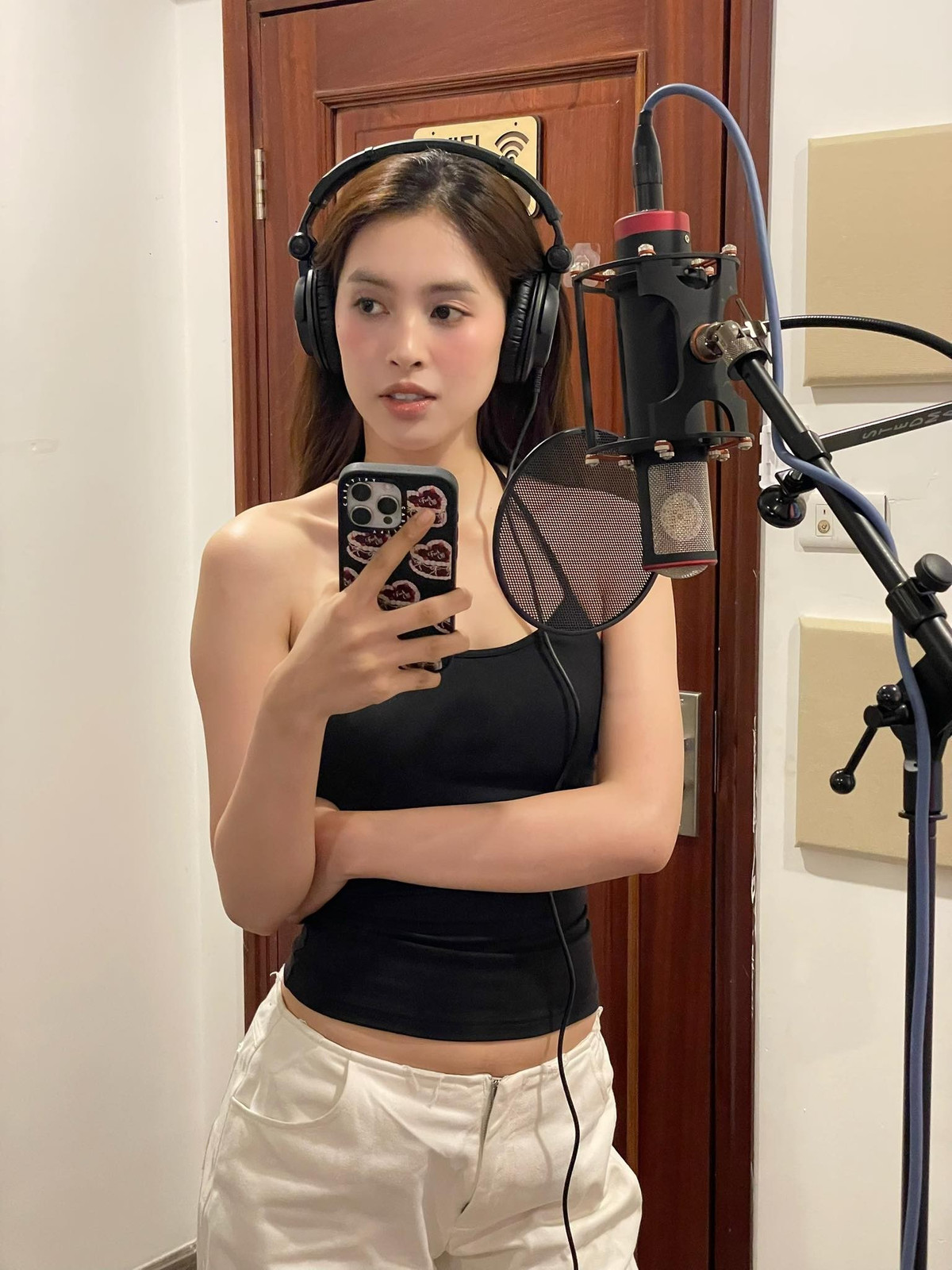 Tin tức sao Việt 5/7: Hoa hậu Tiểu Vy tạo dáng trong phòng thu. Ảnh: FB Trần Tiểu Vy