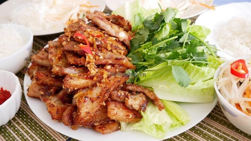 Ướp thịt nướng sả: Dùng 3–4 nhánh sả băm nhuyễn, hành tím, tỏi, nước mắm, dầu hào, đường và dầu điều. Mùi sả thơm lừng, đặc biệt hợp với thịt ba chỉ nướng than.