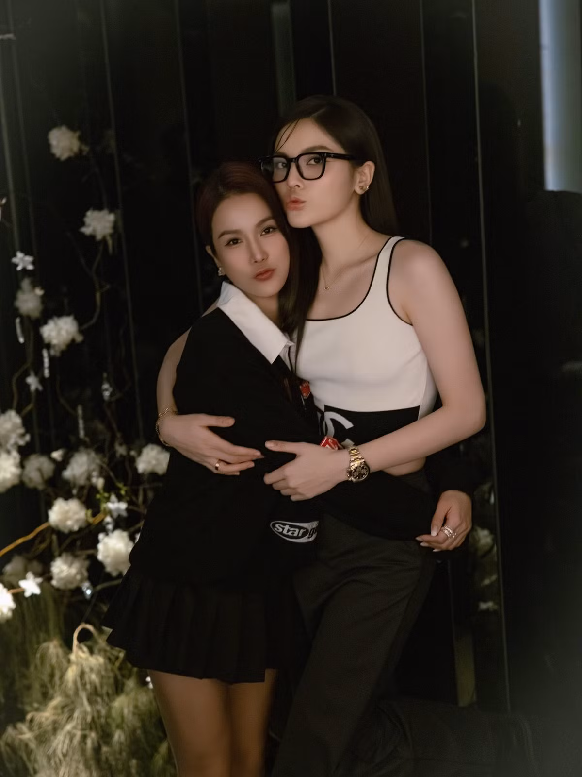 Tin tức sao Việt 18/11: Diệp Lâm Anh ôm thân thiết mừng sinh nhật hoa hậu Kỳ Duyên. Ảnh: FB Diệp Lâm Anh