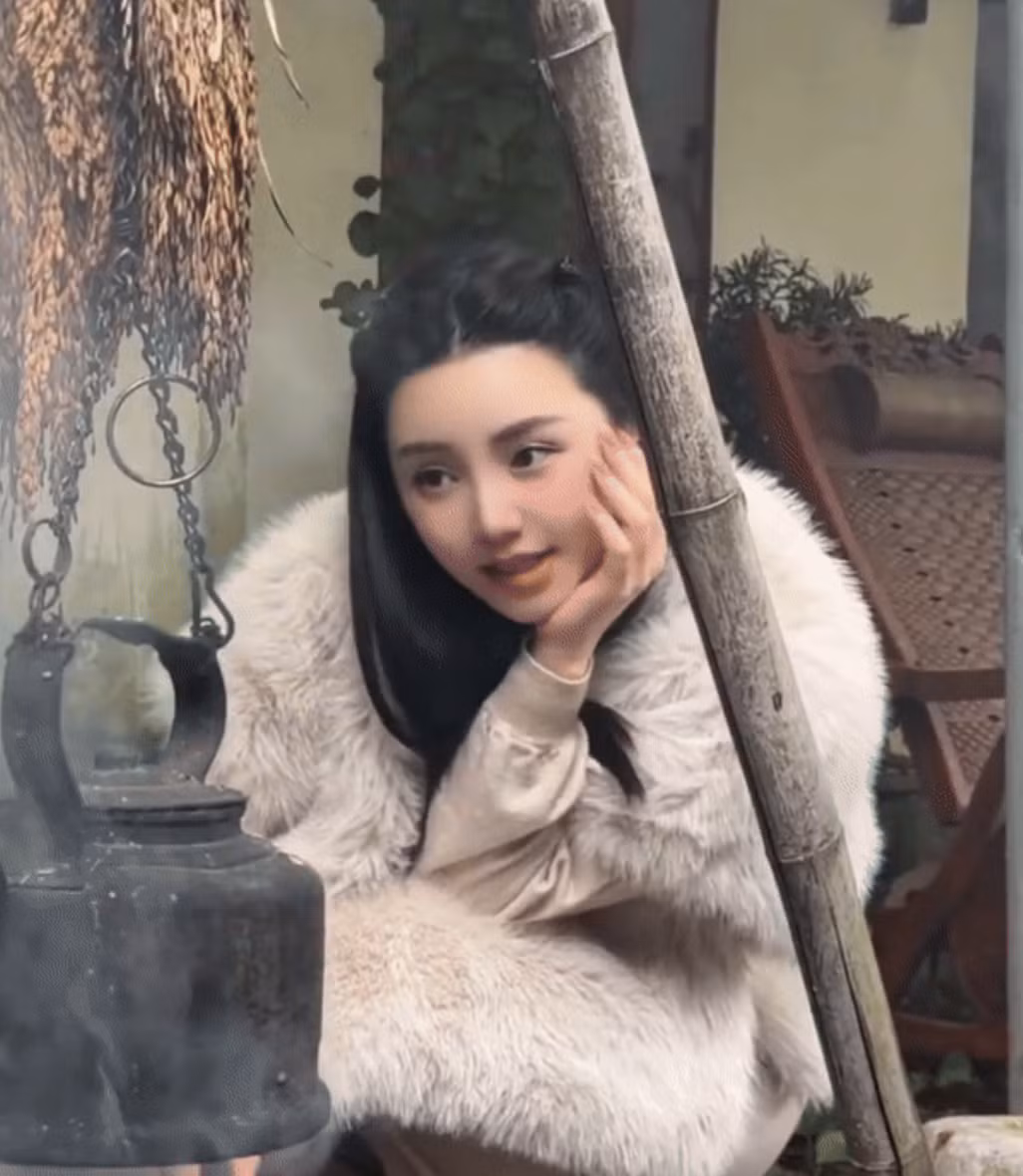 Trong đoạn clip mới đăng tải, Quỳnh Kool xuất hiện với phong cách trang điểm tông hồng ngọt ngào, mái tóc đen uốn nhẹ và biểu cảm dịu dàng, nữ tính. Hình ảnh này khiến khán giả không khỏi bất ngờ khi nhận ra nét đẹp của cô có phần giống mỹ nhân Trung Quốc Phạm Băng Băng.