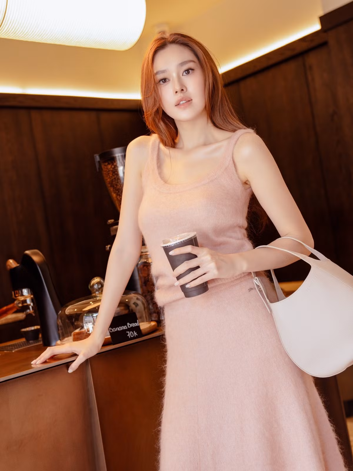 Thần thái của nàng hậu toát lên vẻ thanh tao, dịu dàng như một “nàng thơ” bước ra từ truyện tranh. Ảnh: FB Nguyễn Tường San