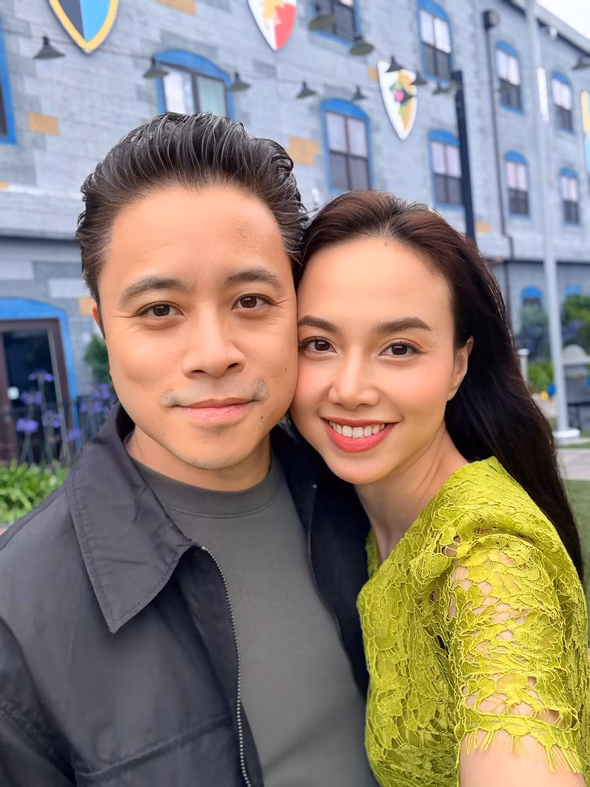 Qua loạt ảnh, có thể cảm nhận được gia đình của nữ diễn viên rất vui vẻ tận hưởng chuyến đi cùng nhau.