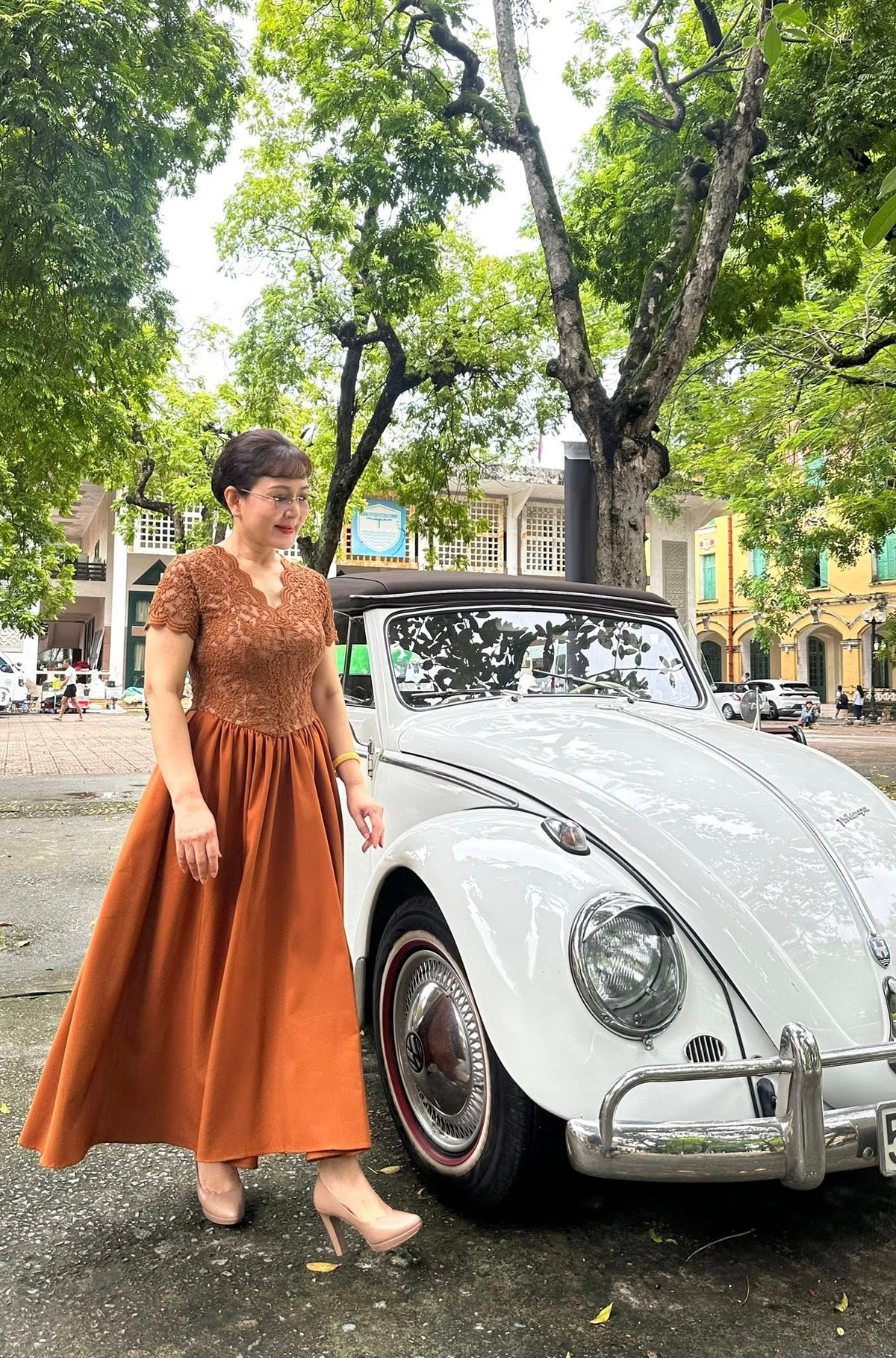 NSND Minh Hoà dạo chơi nhân một ngày đẹp trời. Ảnh: FB Minh Hoà Trần