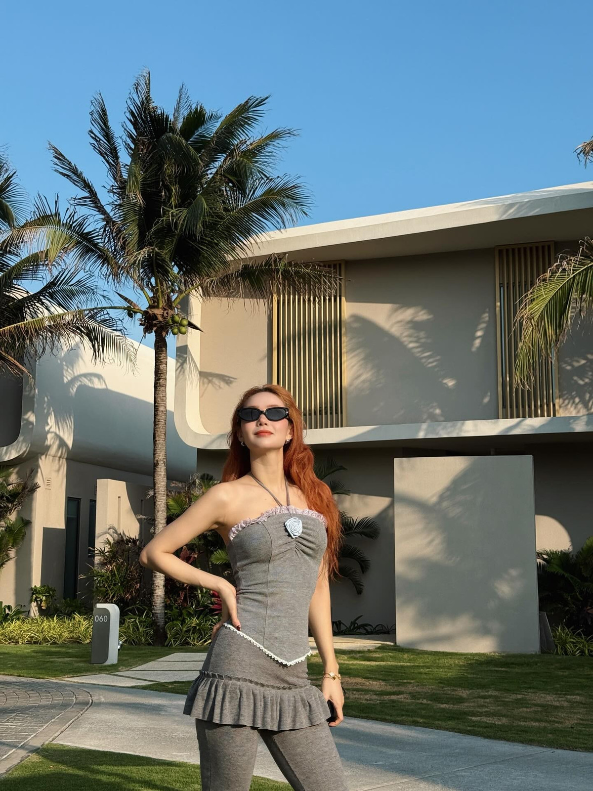 Không chỉ được chồng tặng những món quà giá trị như xe hơi sang trọng hay đồ hiệu đắt đỏ, Minh Hằng còn tận hưởng những chuyến du lịch xa hoa trong và ngoài nước cùng gia đình nhỏ.