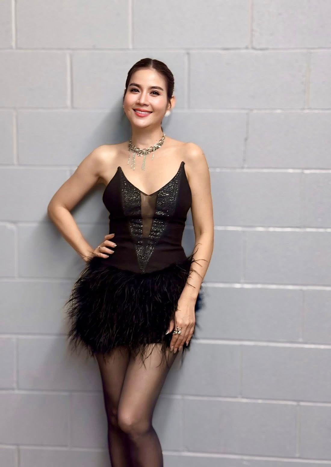 Kha Ly khoe vẻ gợi cảm khi biểu diễn tại Canada. Ảnh: FB Lại Thị Kha Ly