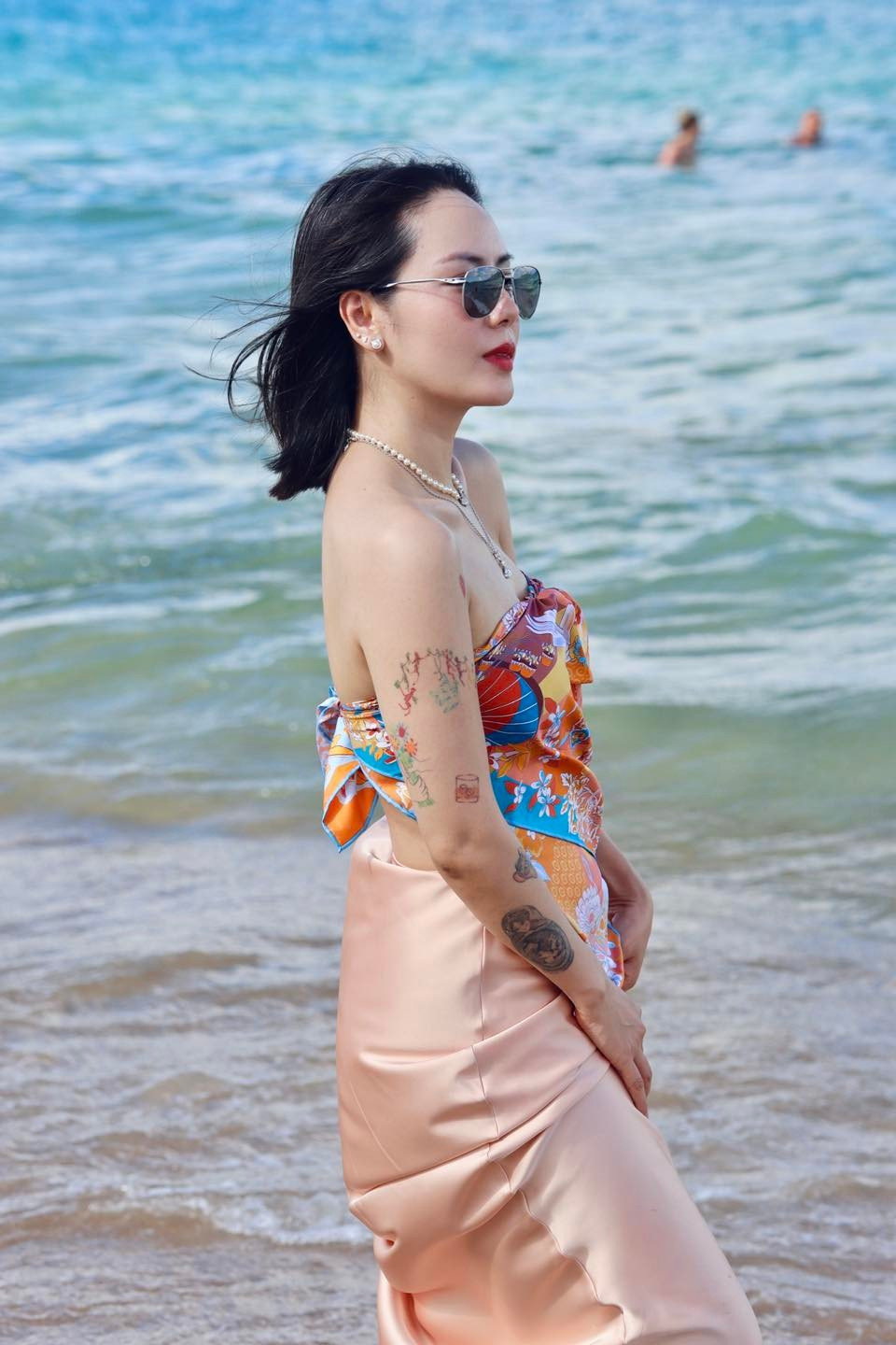 Ca sĩ Phương Linh khoe bờ vai thon gầy ở bờ biển. Ảnh: FB Tran Phuong Linh