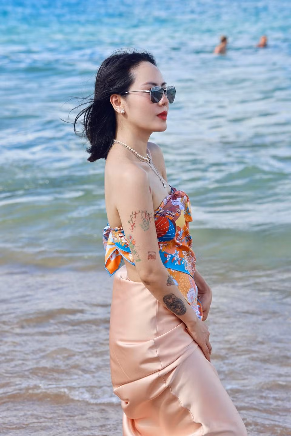 Ca sĩ Phương Linh khoe bờ vai thon gầy ở bờ biển. Ảnh: FB Tran Phuong Linh