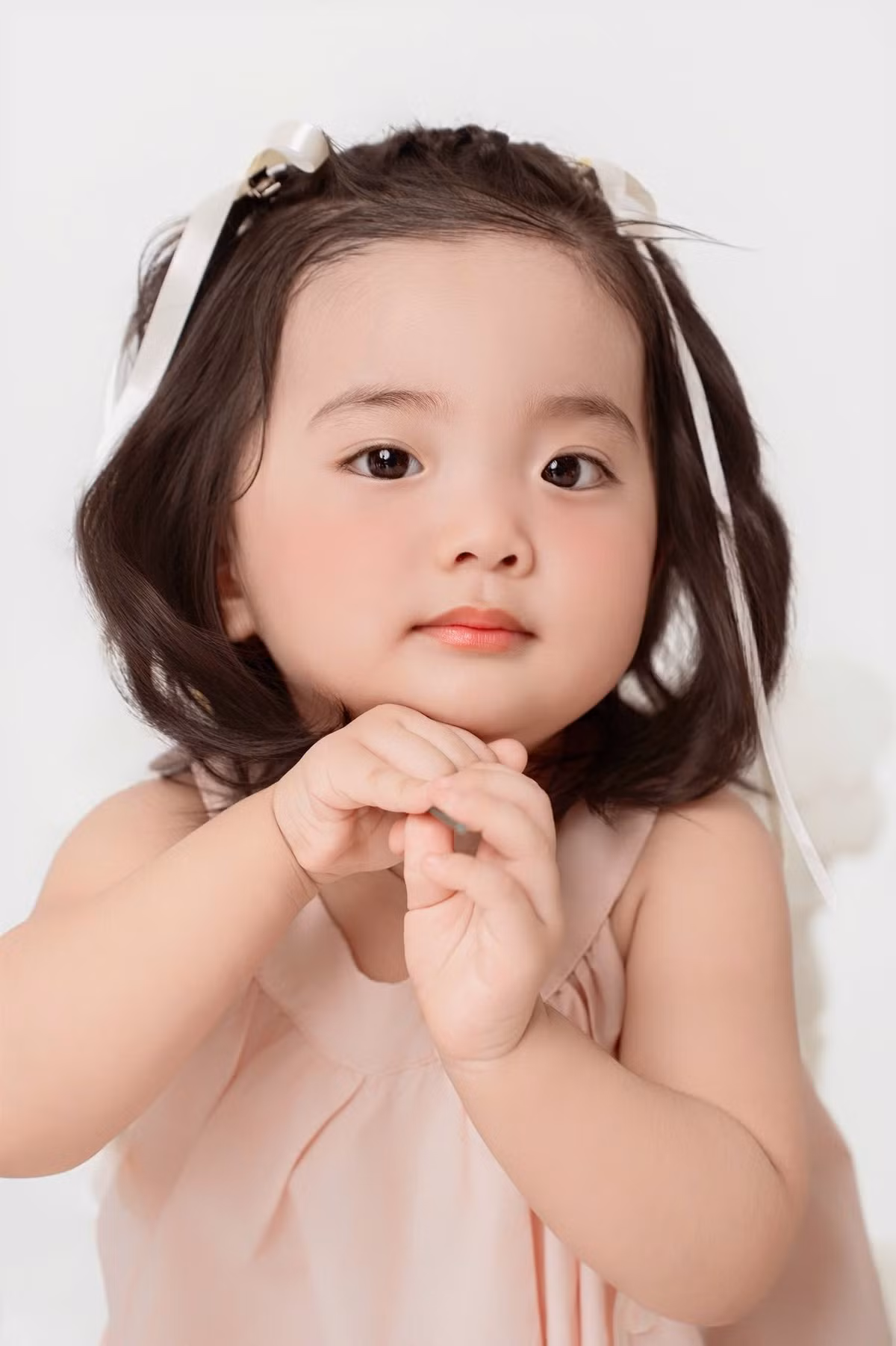 Mới đây, bộ ảnh mừng sinh nhật tròn hai tuổi của bé Lisa – con gái út của kiện tướng dancesport Khánh Thi và kiện tướng Phan Hiển đã nhanh chóng “gây sốt” cộng đồng mạng.