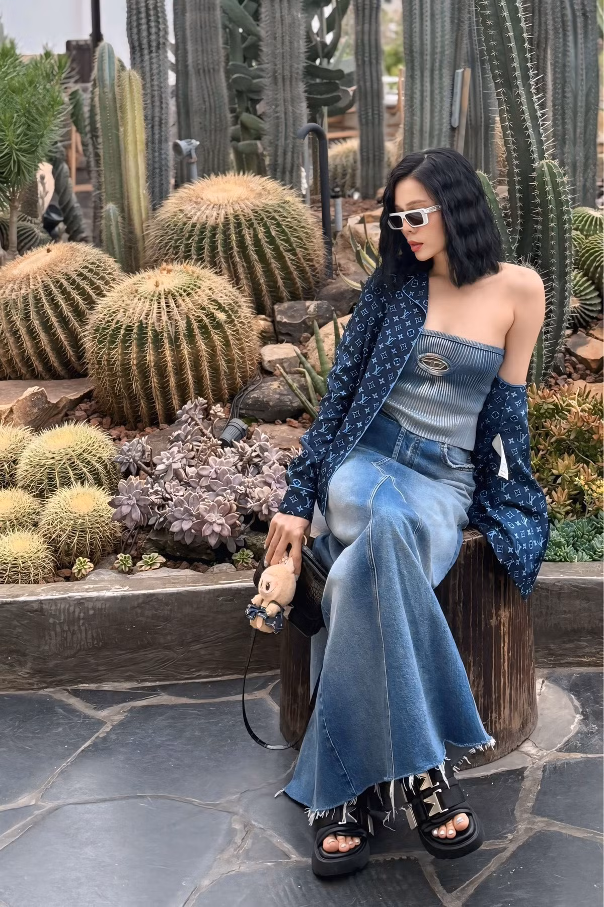 Ở tuổi ngoài 40, giọng ca sinh năm 1981 vẫn giữ được tiếng hát nội lực cùng ngoại hình trẻ trung, gợi cảm. Ảnh: FB Lệ Quyên