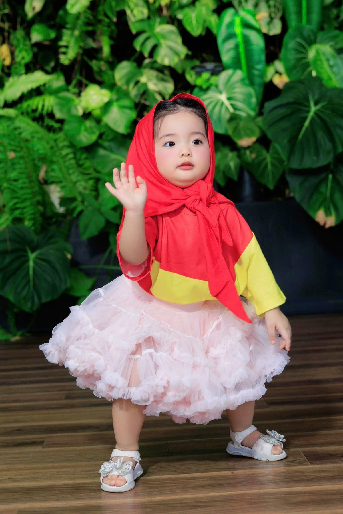 Bé thường xuyên bắt chước các động tác nhảy của bố mẹ và thể hiện sự hứng thú đặc biệt với âm nhạc.