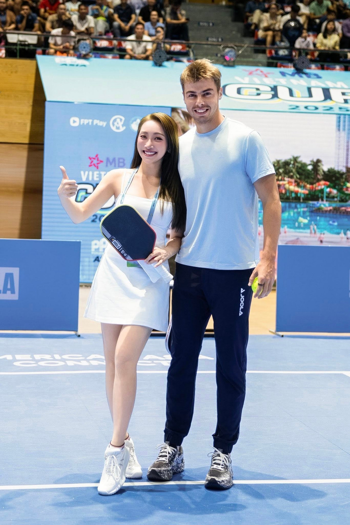 Lý Thùy Chang - bà xã của diễn viên Chi Bảo cho biết cô có dịp gặp tay vợt pickleball số một thế giới Ben Johns khi dự lễ khai mạc một giải đấu ở Đà Nẵng. Ảnh: FB Lý Thùy Chang