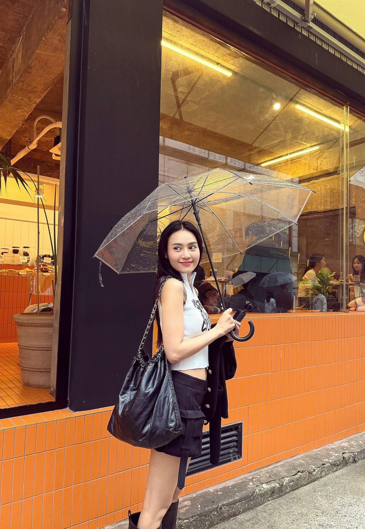 Diễn viên Ninh Dương Lan Ngọc khoe chân thon, eo phẳng lì trên phố. Ảnh: FB Ninh Dương Lan Ngọc