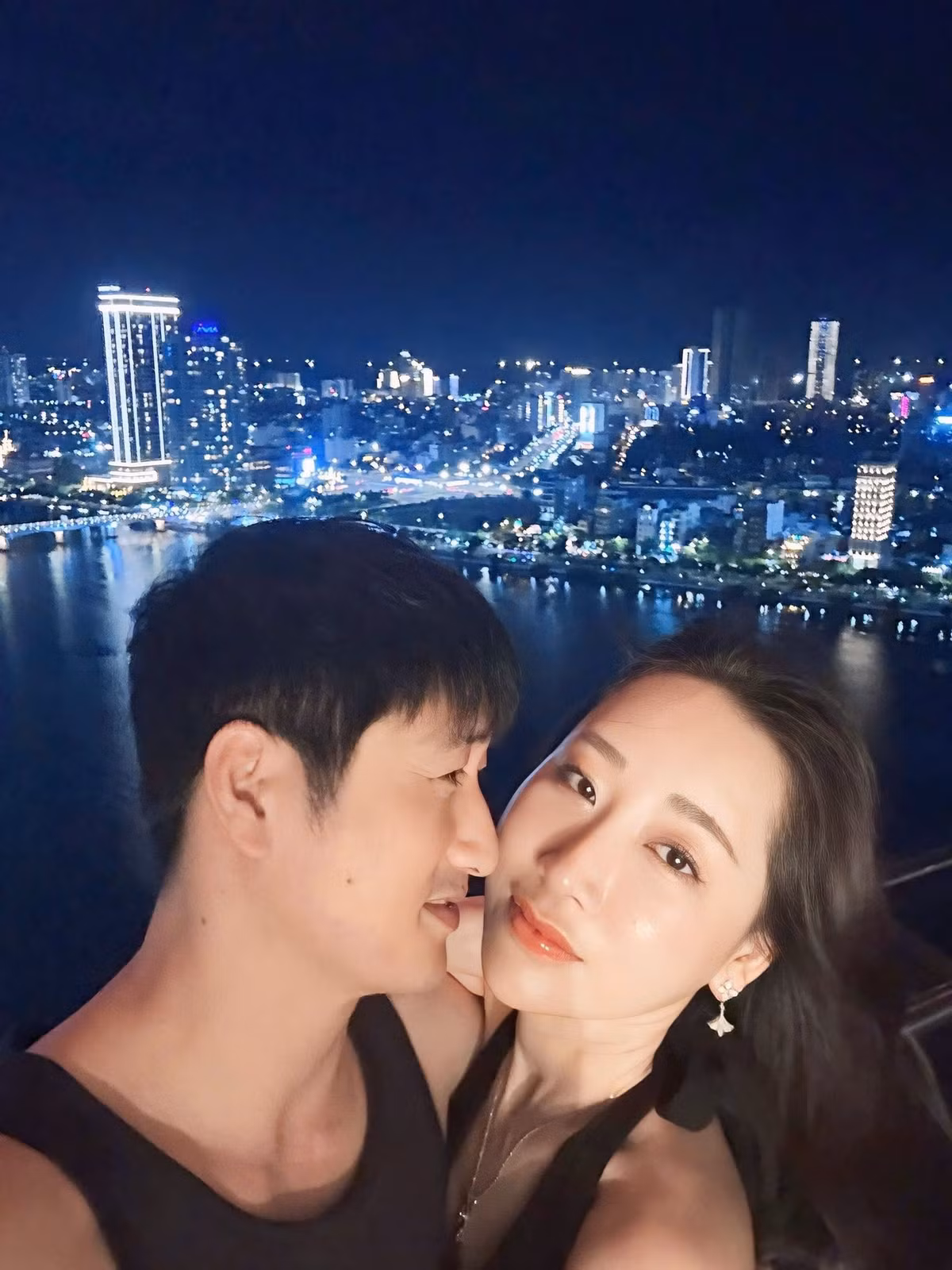 Thuỳ Anh kém Ngọc Quỳnh 7 tuổi, làm việc cùng anh ở Nhà hát Kịch Hà Nội. Cô từng tham gia một số phim truyền hình như "Nhà trọ Balanha", "Phóng viên thử việc", và "Xúc xắc tình yêu". Ảnh: FB Nguyễn Thuỳ Anh