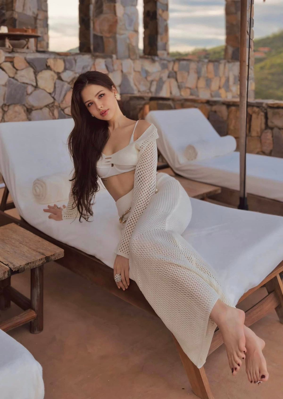 “Đẹp không góc chết”, “Gái hai con mà như thiếu nữ”, “Đúng chuẩn ‘gái có chồng không phải dạng vừa’”… là những lời khen có cánh mà người hâm mộ dành cho cô. Ảnh: FB Phương Anh Lê