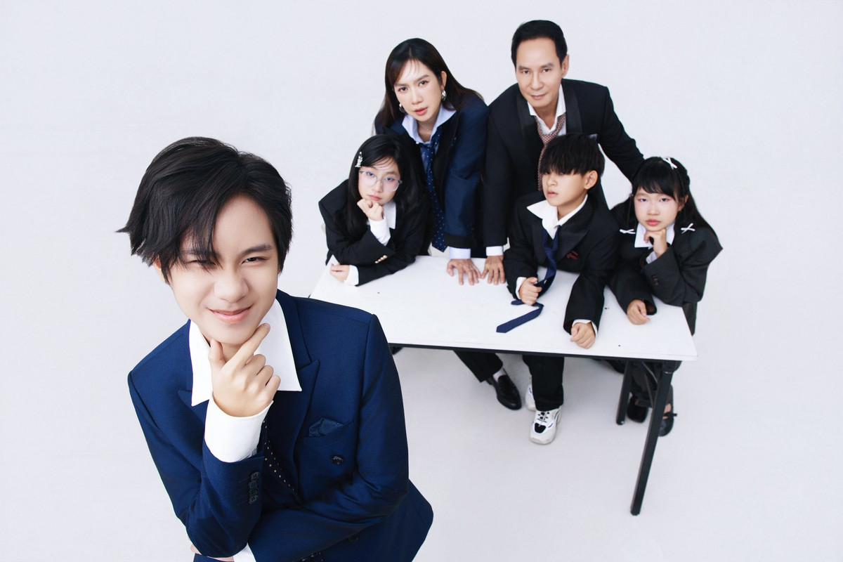 Bộ ảnh được thực hiện trong không gian studio với phong cách tối giản nhưng tinh tế. Các thành viên cùng diện suit lịch lãm, thắt cà vạt đồng điệu, toát lên vẻ trang trọng và gắn kết.