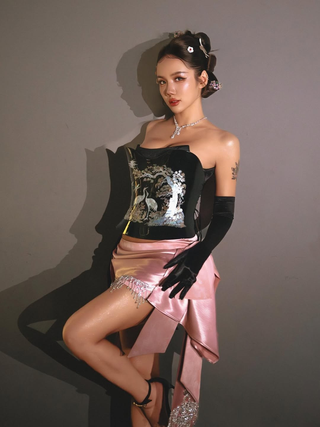 Ca sĩ Phương Ly mặc áo quây lộ thềm ngực gợi cảm trong một sự kiện mới đây. Ảnh: FB Phương Ly