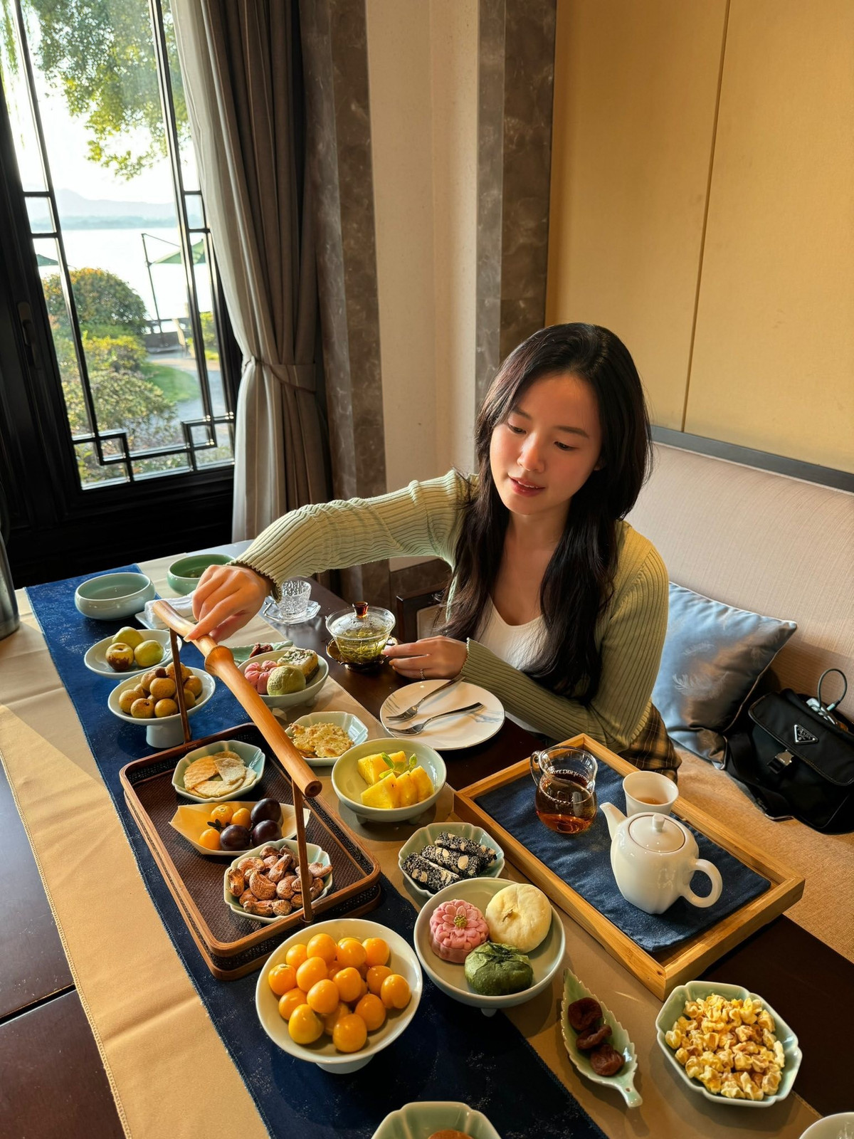 Midu thưởng thức ẩm thực khi du ngoạn Trung Quốc. Ảnh: FB Midu