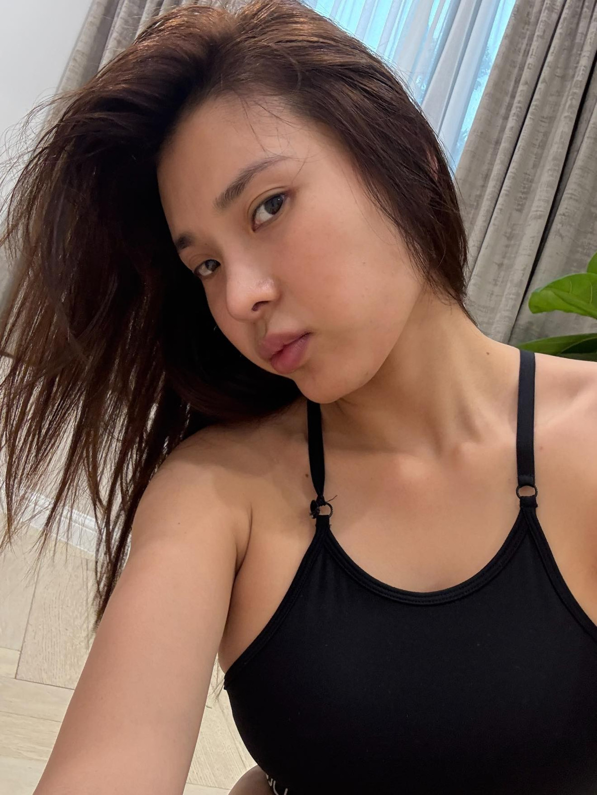 Diễn viên Thúy Diễm chăm chỉ tập thể dục tại nhà. Ảnh: FB Nguyễn Ngọc Thuý Diễm