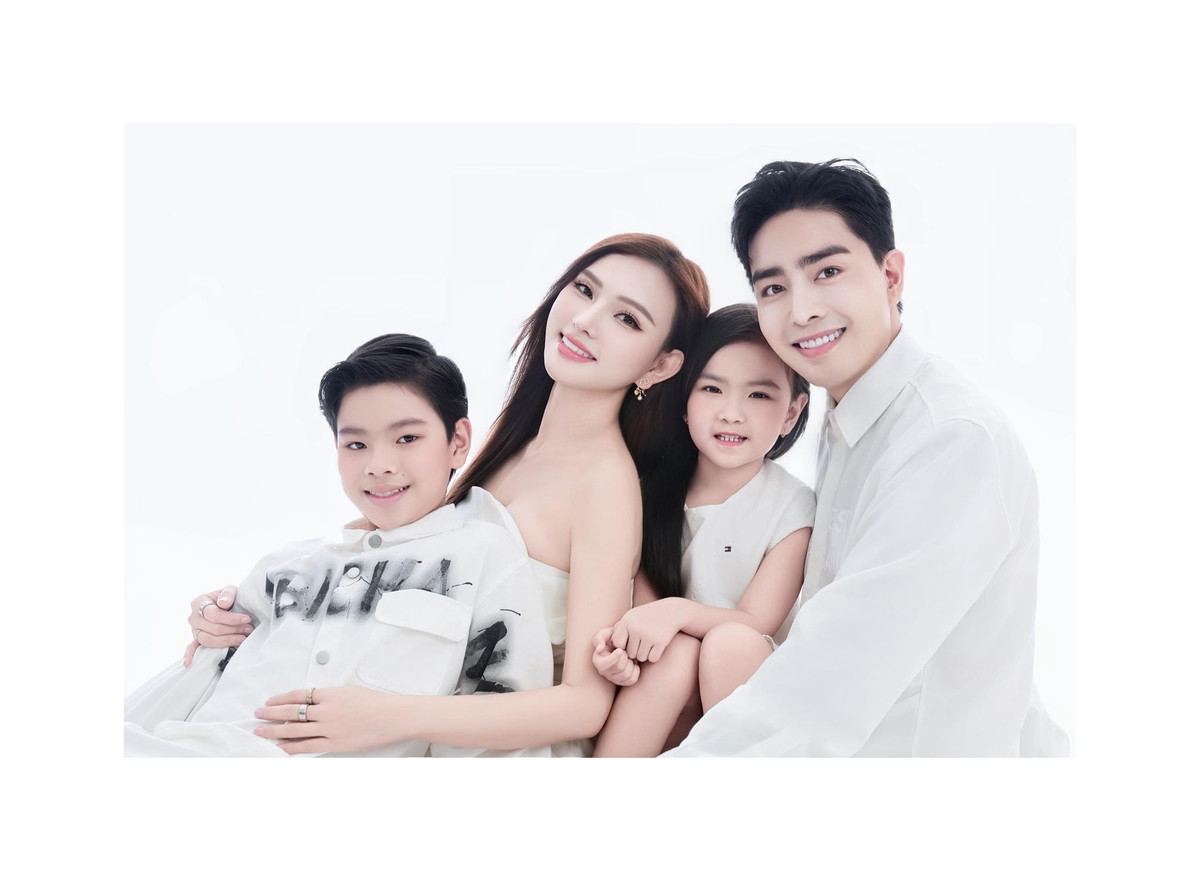 Ông xã kém tuổi không chỉ là chỗ dựa tinh thần mà còn luôn ủng hộ, góp ý và hỗ trợ cô trong cả chuyện gia đình lẫn công việc nghệ thuật, kinh doanh.