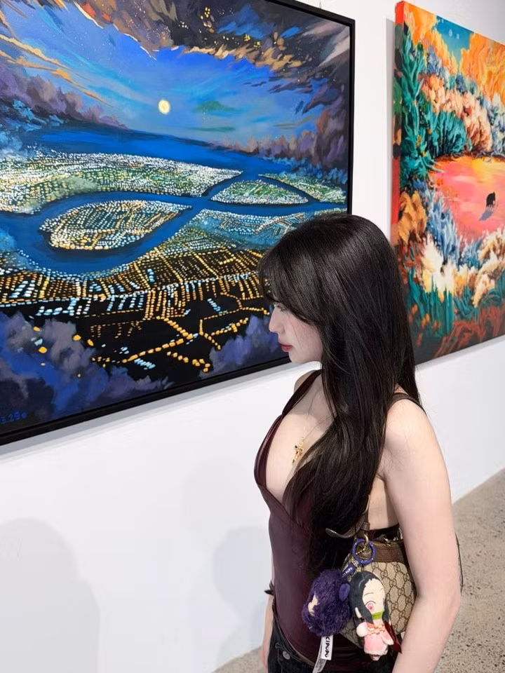 Với layout tóc xoã nhẹ, tạo kiểu gợn sóng buông tự nhiên cùng tông makeup hồng, Khổng Tú Quỳnh không khác gì các hot girl Douyin. Ảnh: FB Khổng Tú Quỳnh