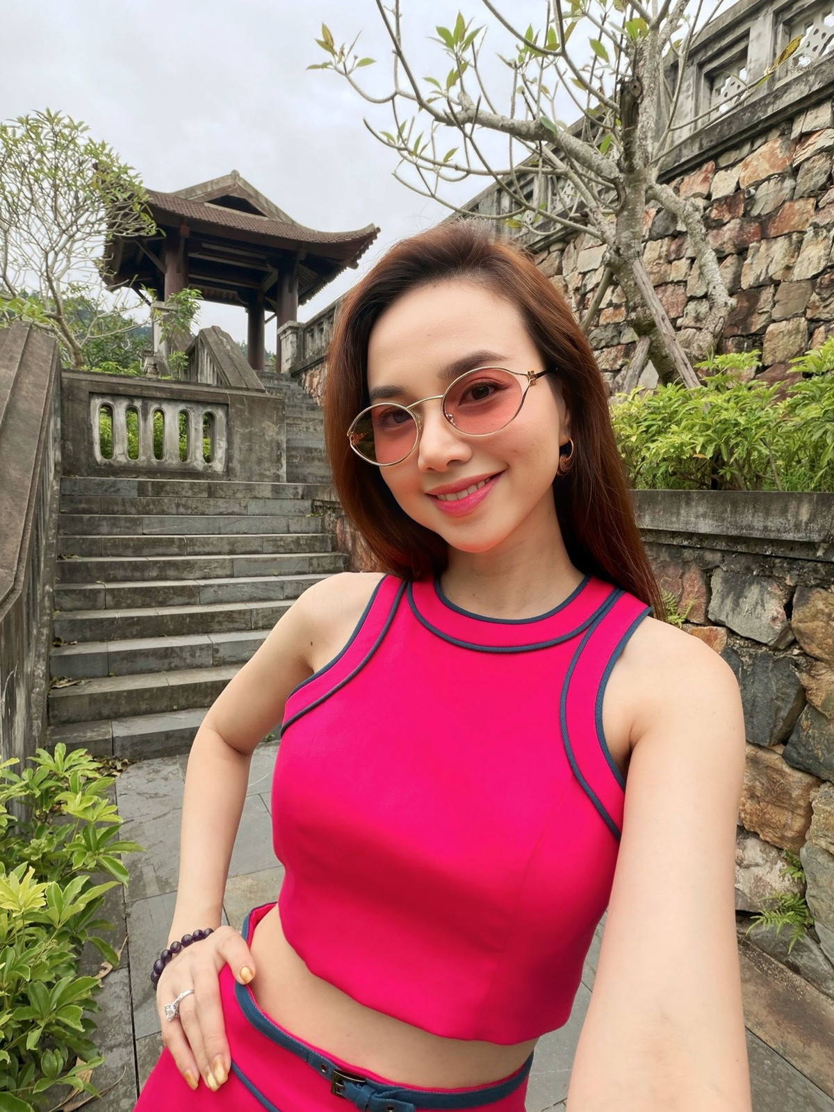 Mới đây, Đinh Ngọc Diệp đăng tải loạt ảnh check-in tại Yên Tử, nhanh chóng thu hút sự chú ý của cư dân mạng.