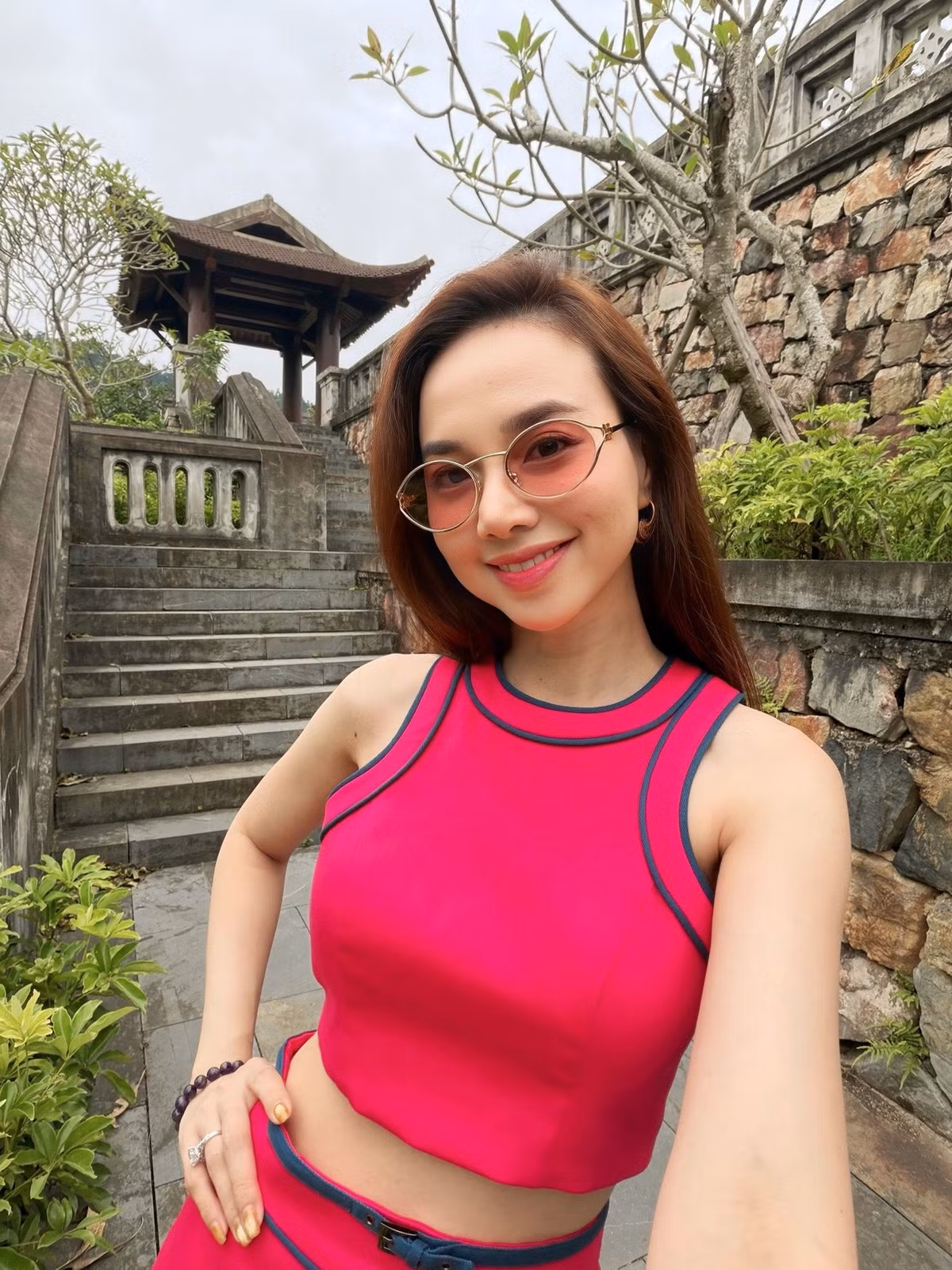 Mới đây, Đinh Ngọc Diệp đăng tải loạt ảnh check-in tại Yên Tử, nhanh chóng thu hút sự chú ý của cư dân mạng.