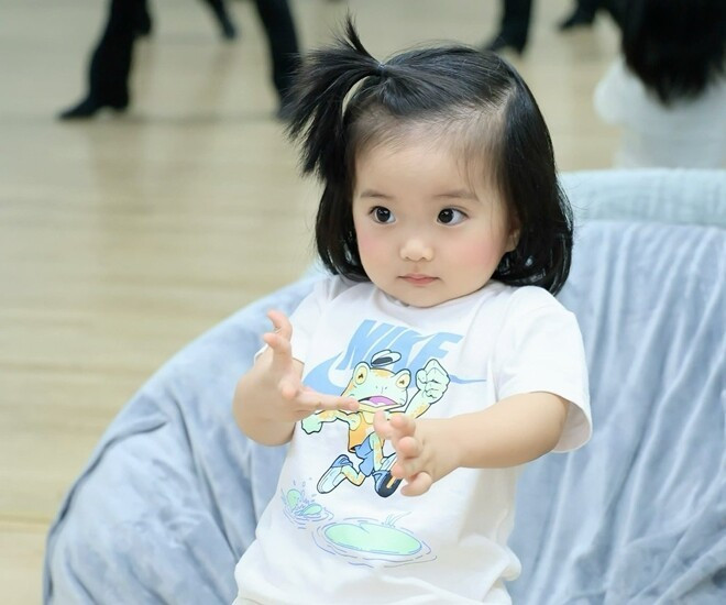 Cô bé Lisa mỗi lần xuất hiện đều gây "sốt" vì quá xinh.