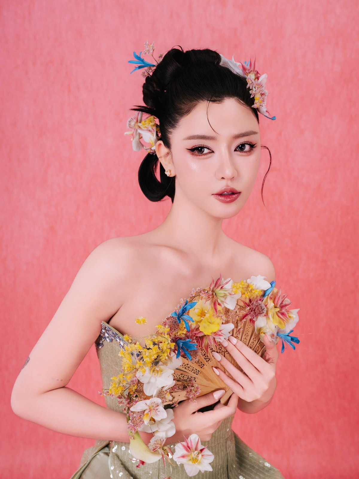 Mãi đến năm 2020, Bích Phương mới lần đầu thẳng thắn thừa nhận việc can thiệp thẩm mỹ. Theo đó, cô cho biết mình đã thực hiện nâng mũi và độn cằm nhằm hoàn thiện ngoại hình.