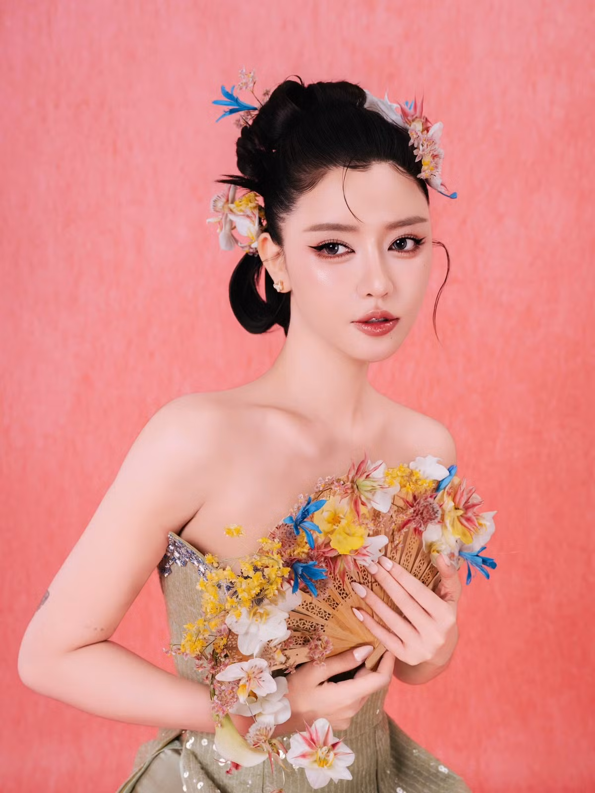 Mãi đến năm 2020, Bích Phương mới lần đầu thẳng thắn thừa nhận việc can thiệp thẩm mỹ. Theo đó, cô cho biết mình đã thực hiện nâng mũi và độn cằm nhằm hoàn thiện ngoại hình.