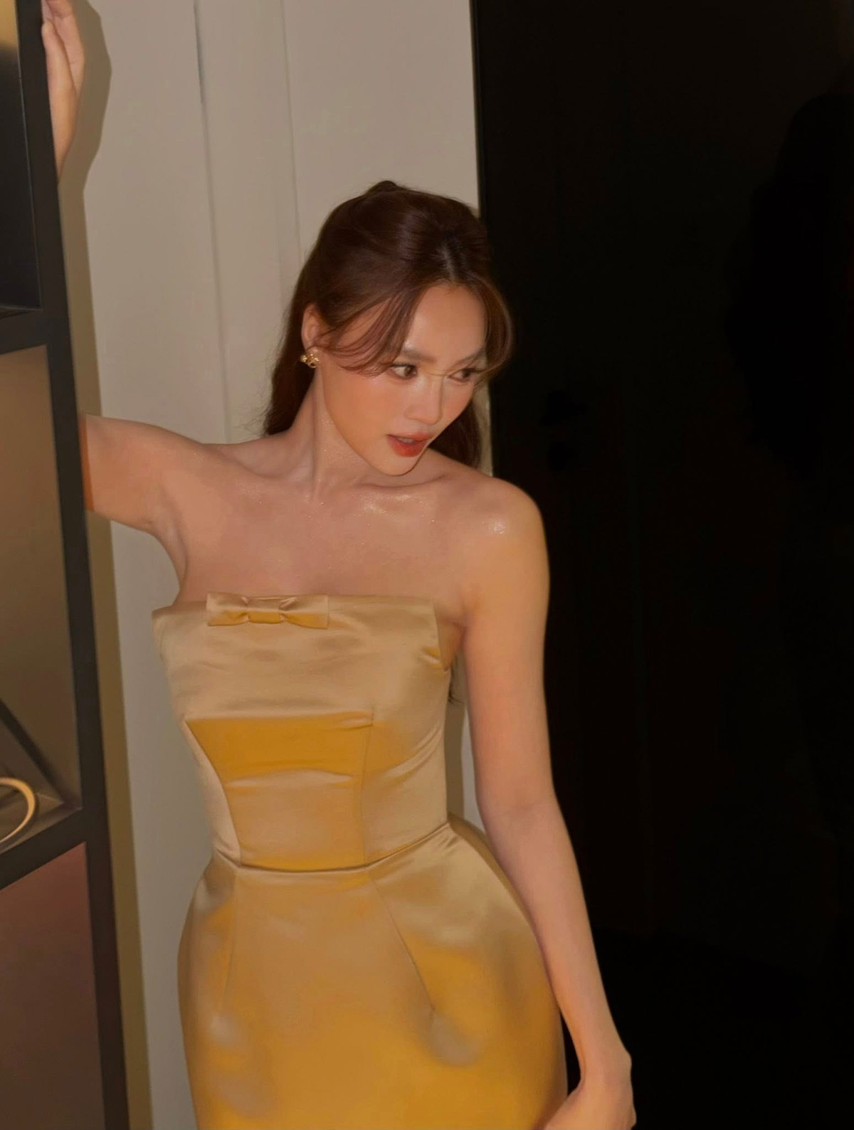 Mỗi bước di chuyển, mỗi khung hình của Lan Ngọc đều cho thấy khả năng “ăn ảnh” hiếm có, khiến công chúng không ngừng xuýt xoa trước nhan sắc được ví như không có góc chết.