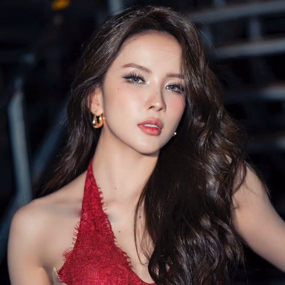 Những động tác vũ đạo gợi cảm, sexy nhưng vẫn tinh tế giúp cô giữ trọn sự chú ý của người xem trong suốt phần trình diễn.