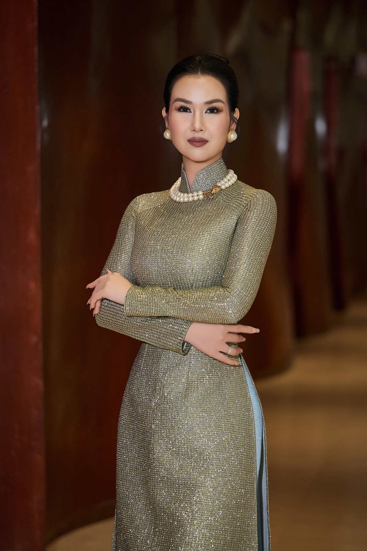 Ca sĩ Võ Hạ Trâm diện áo dài lấp lánh đi diễn. Ảnh: FB Võ Hạ Trâm