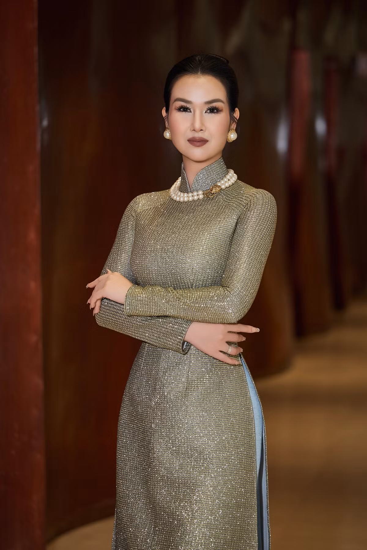 Ca sĩ Võ Hạ Trâm diện áo dài lấp lánh đi diễn. Ảnh: FB Võ Hạ Trâm