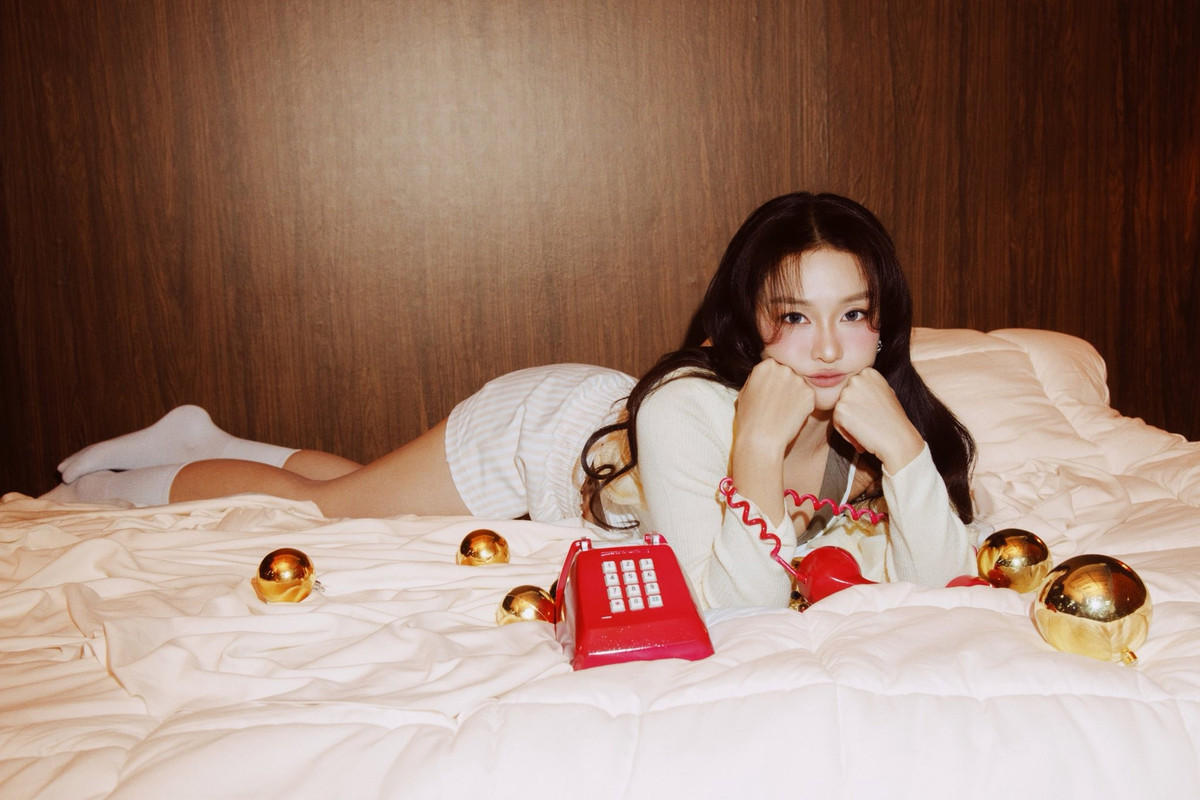 Dù chỉ trang điểm nhẹ nhàng, nữ diễn viên vẫn ghi điểm tuyệt đối nhờ làn da mịn màng, đường nét hài hòa và nụ cười rạng rỡ.