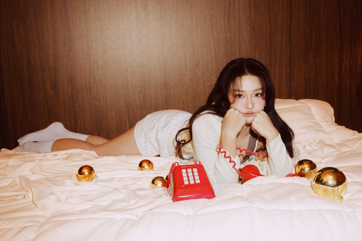 Dù chỉ trang điểm nhẹ nhàng, nữ diễn viên vẫn ghi điểm tuyệt đối nhờ làn da mịn màng, đường nét hài hòa và nụ cười rạng rỡ.