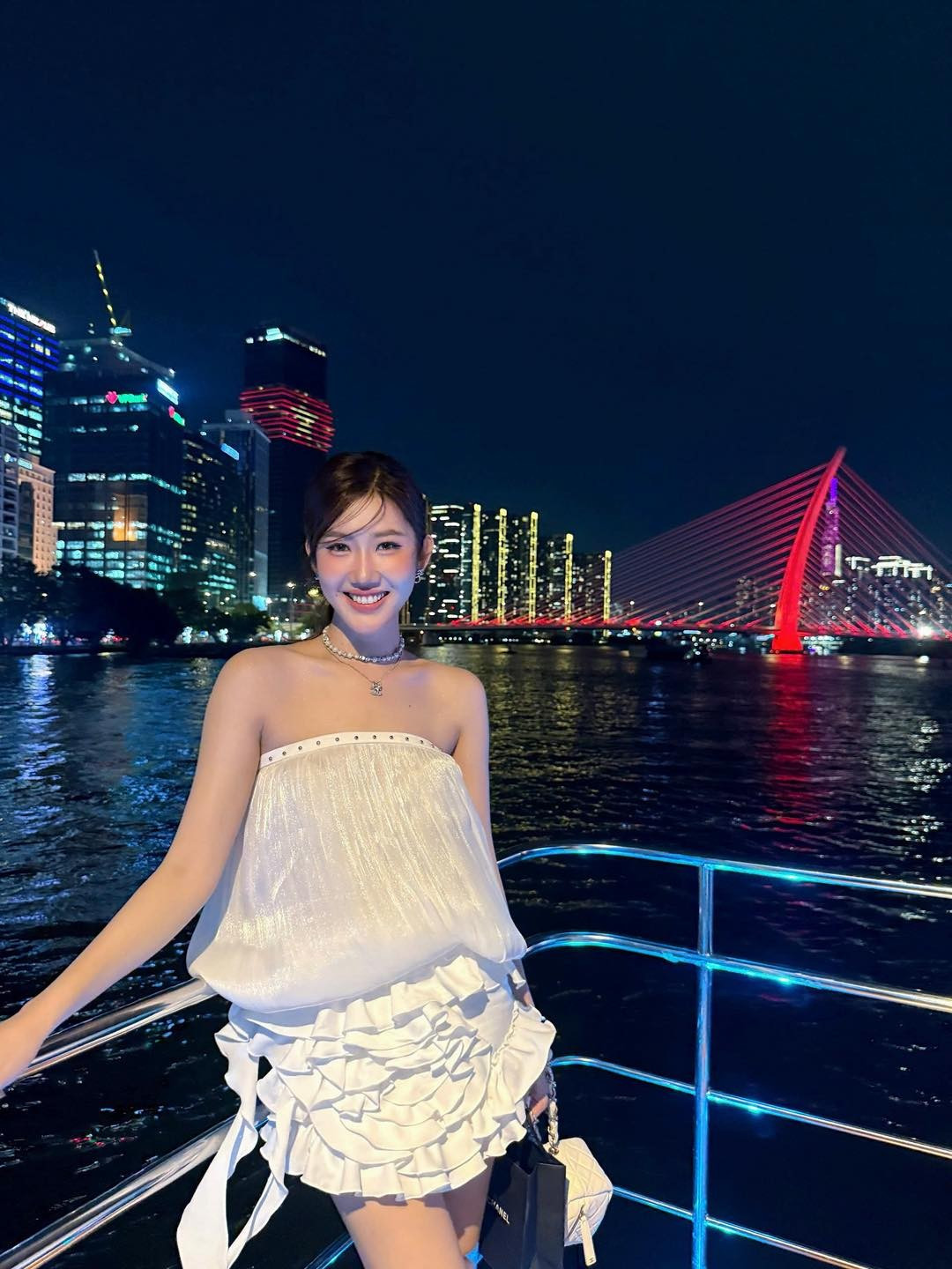 Cô không chỉ giữ được vóc dáng thon gọn mà còn theo đuổi phong cách thanh lịch, nữ tính. Ảnh: FB Lê Huỳnh Thuý Ngân