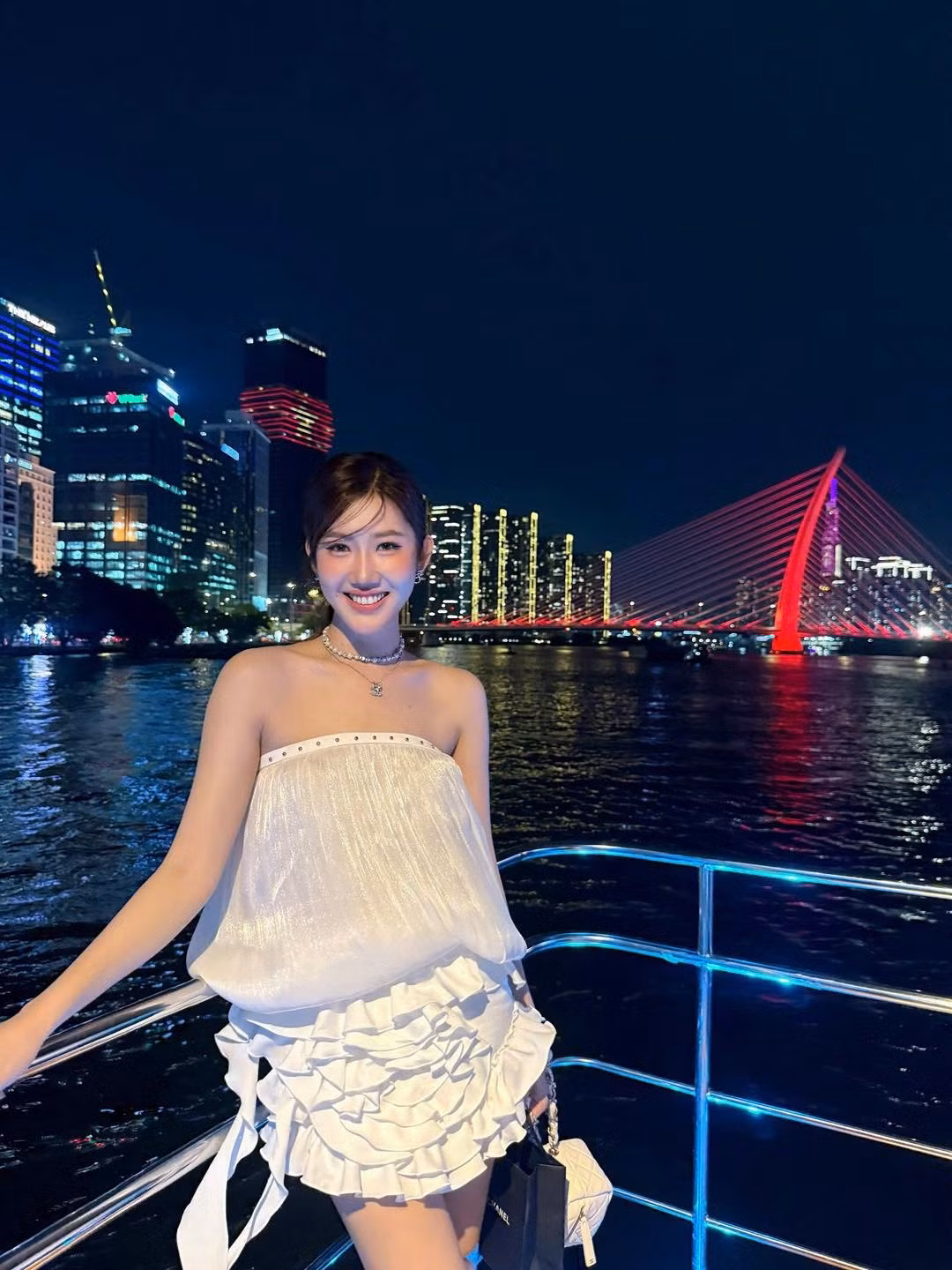 Cô không chỉ giữ được vóc dáng thon gọn mà còn theo đuổi phong cách thanh lịch, nữ tính. Ảnh: FB Lê Huỳnh Thuý Ngân